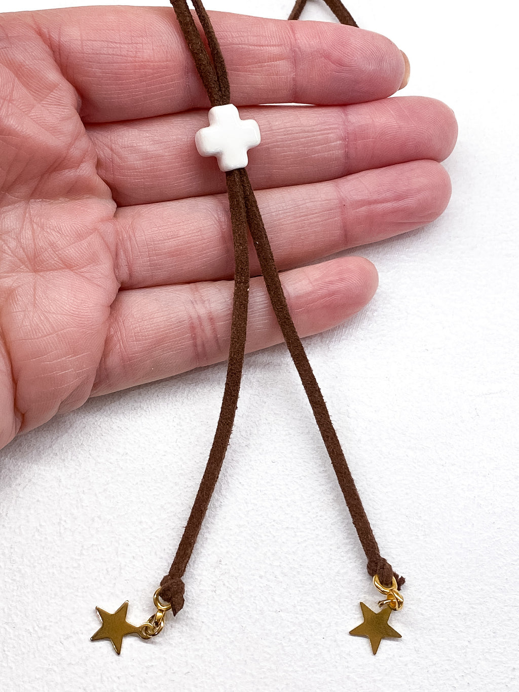 Collier cordon coulissant en suédine avec perle céramique