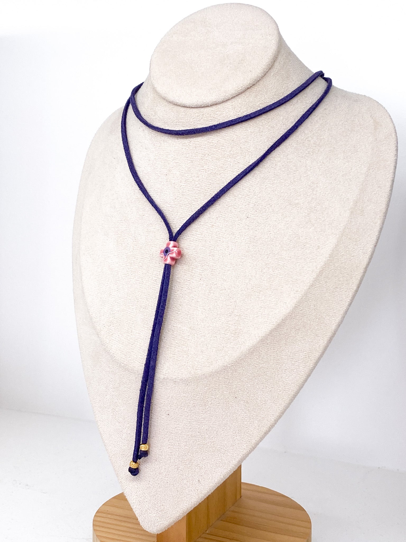 Collier cordon coulissant en suédine avec perle céramique