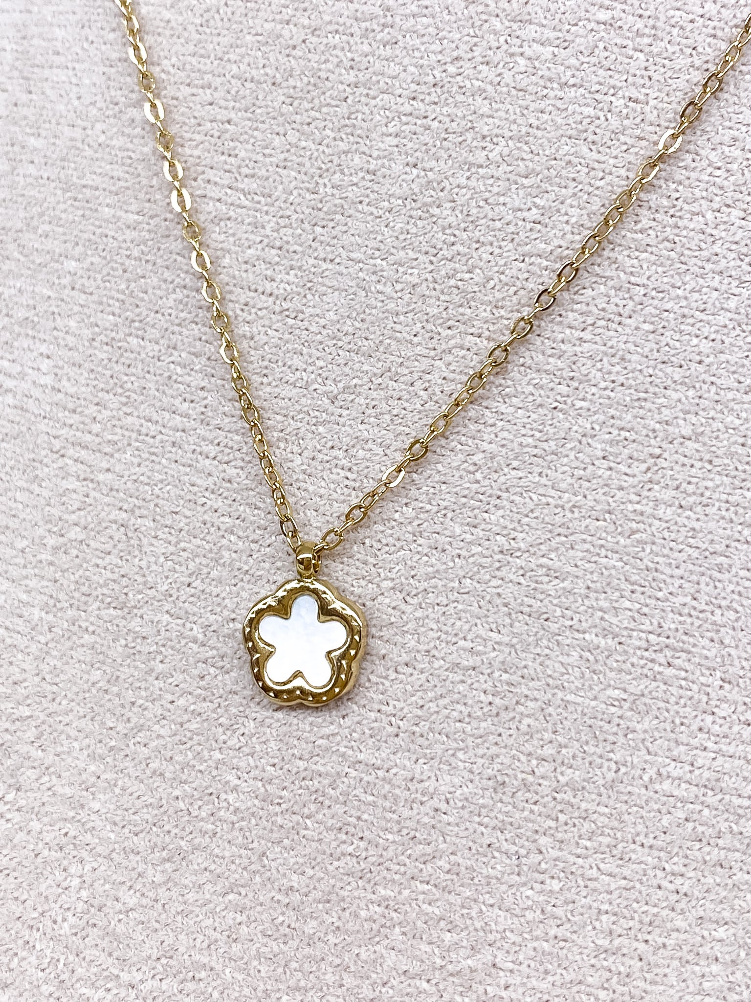 Collier fin en acier inoxydable fleur nacrée