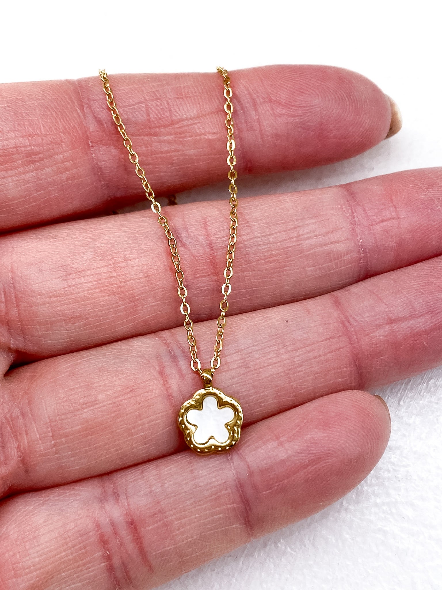 Collier fin en acier inoxydable fleur nacrée
