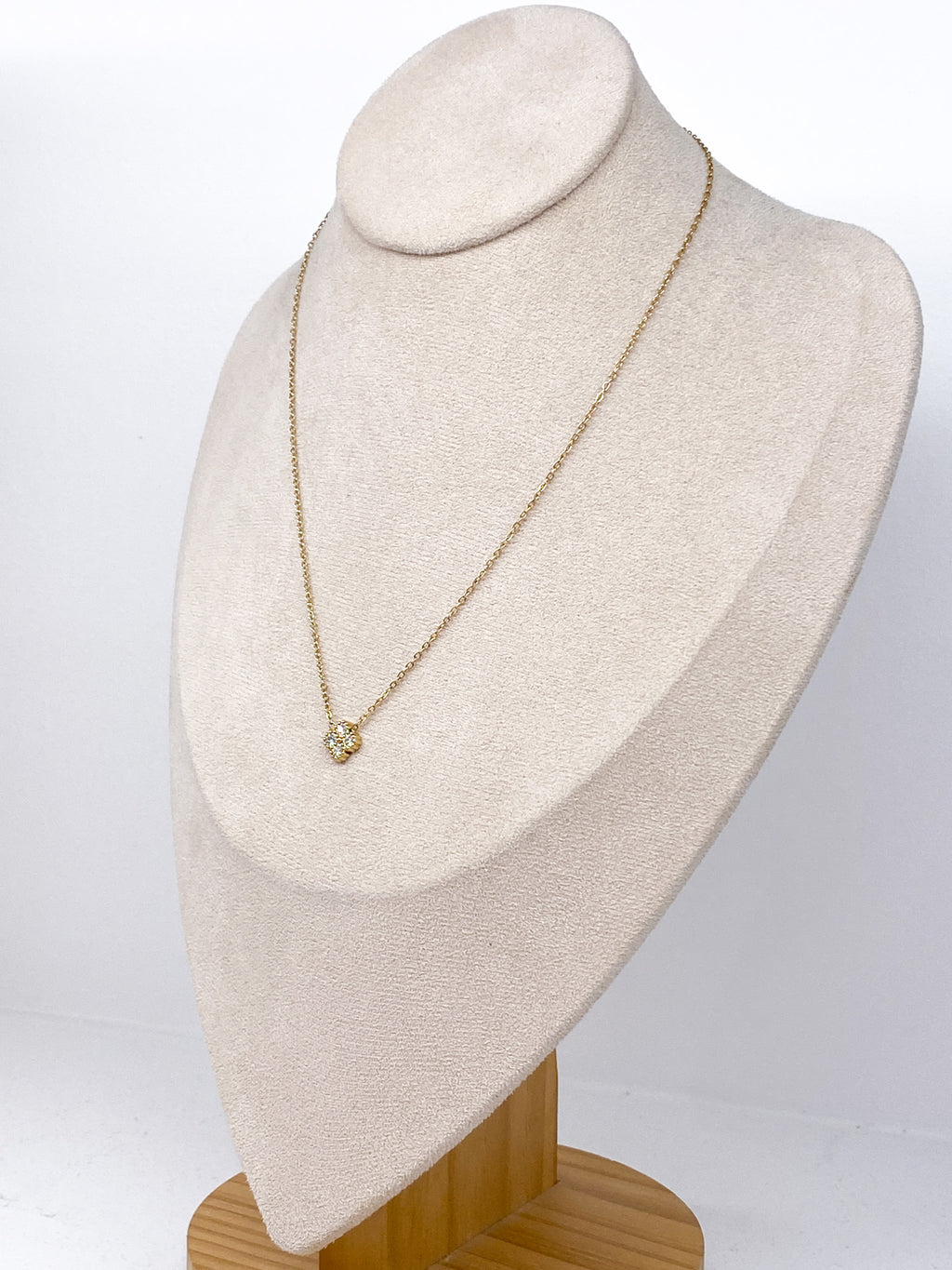 Collier fleur quatre feuilles avec strass