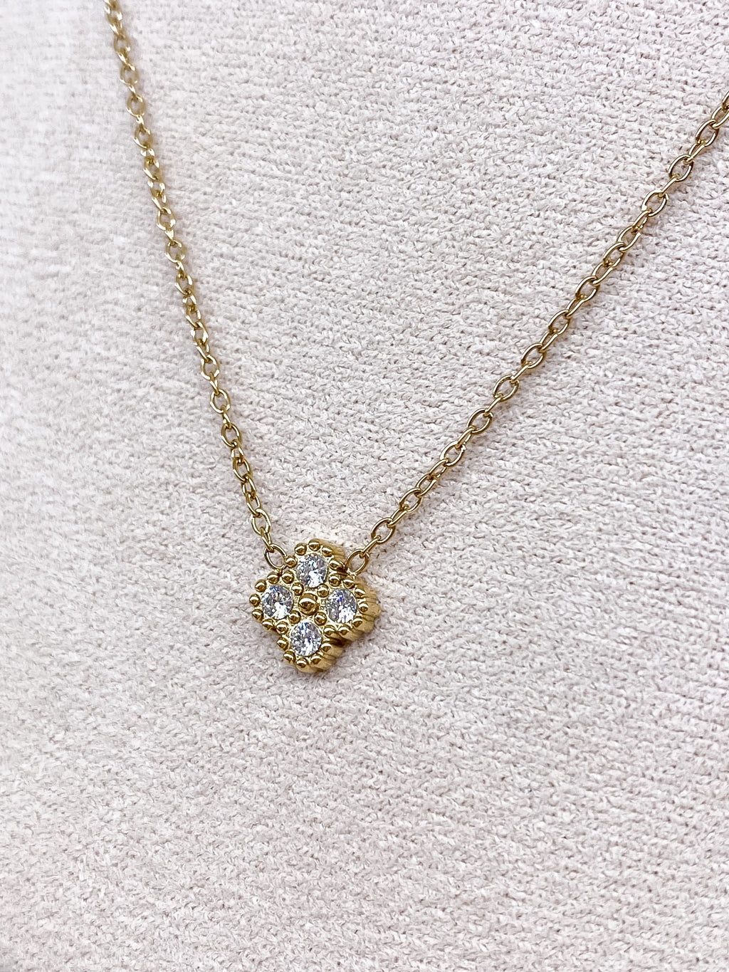 Collier fleur quatre feuilles avec strass