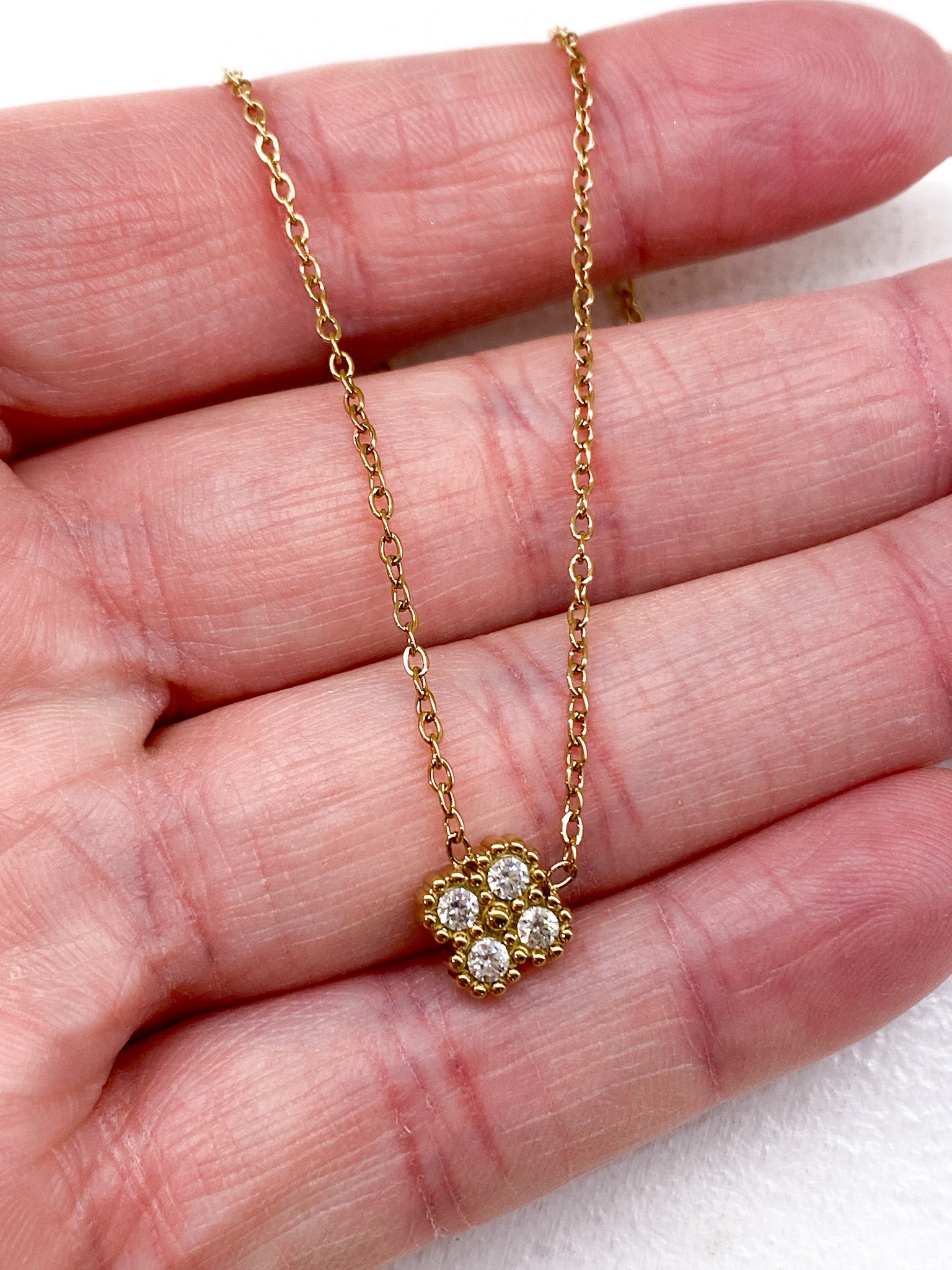 Collier fleur quatre feuilles avec strass