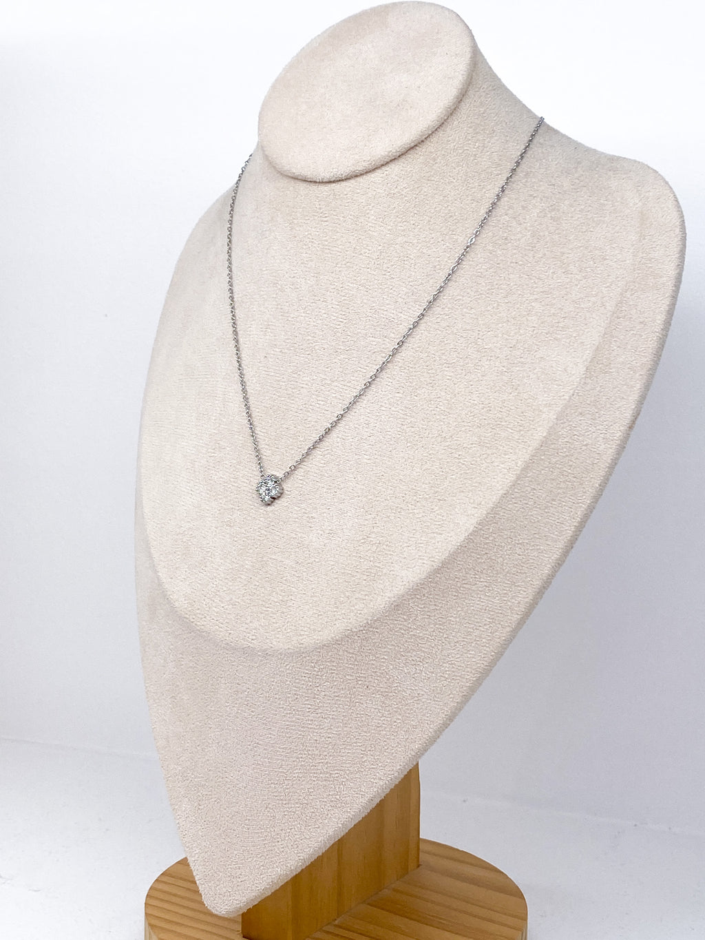 Collier fleur quatre feuilles avec strass