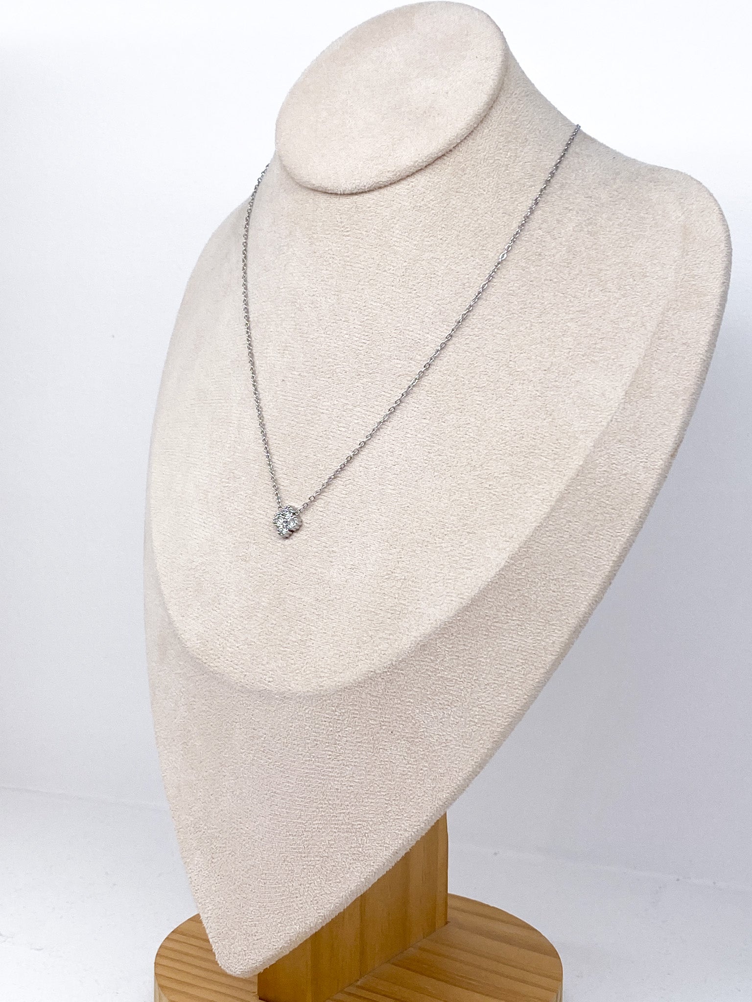 Collier fleur quatre feuilles avec strass