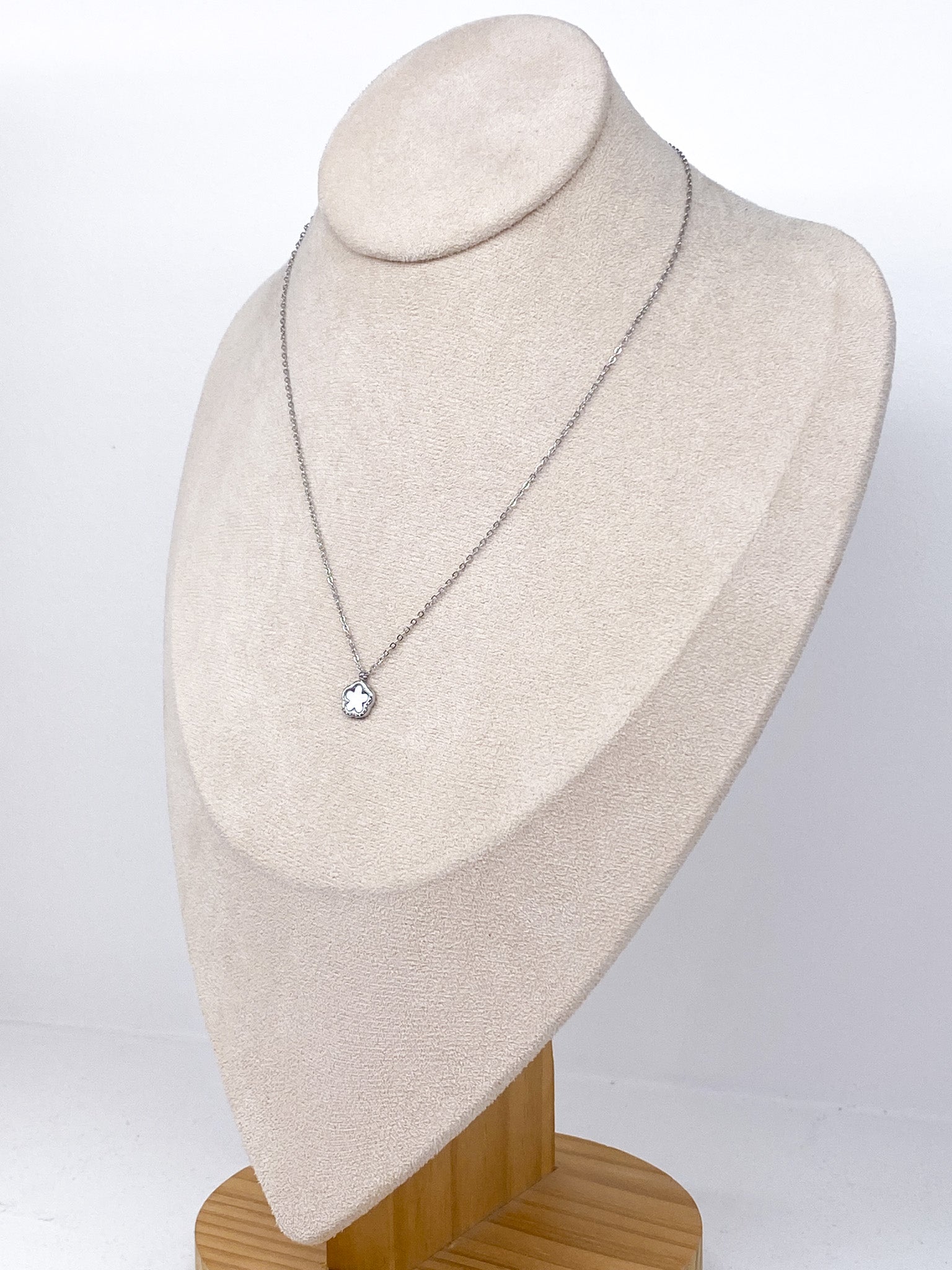 Collier fin en acier inoxydable fleur nacrée
