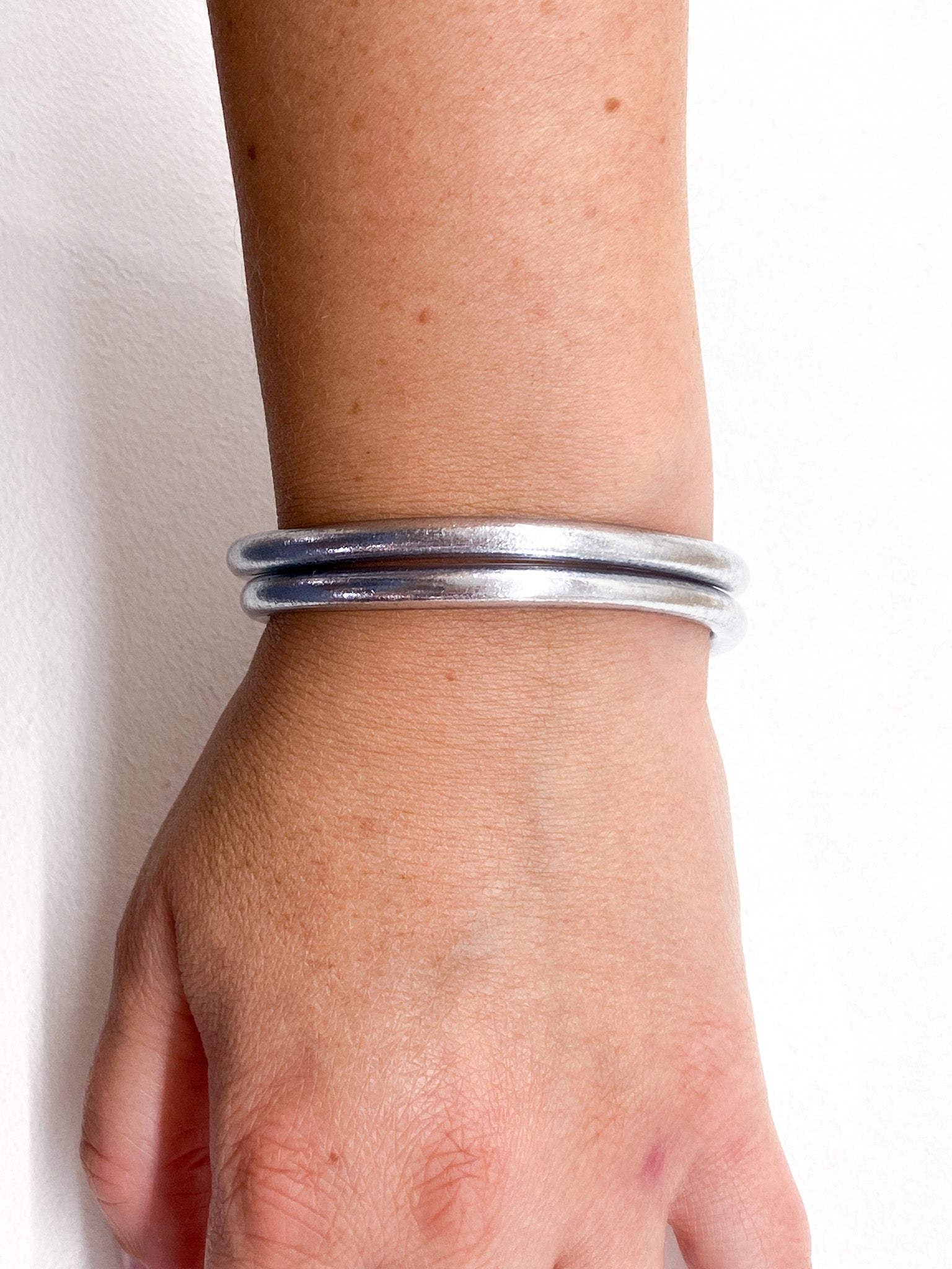 Bracelet bouddhiste argenté épais Ikita