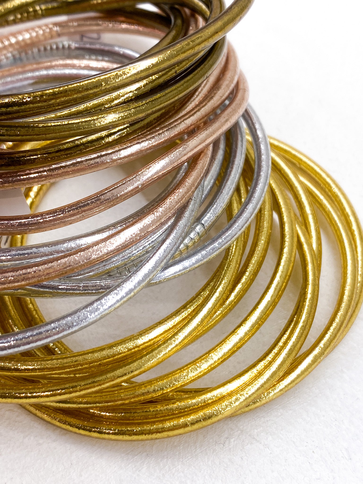 Bracelet bouddhiste fin Ikita en plusieurs couleurs