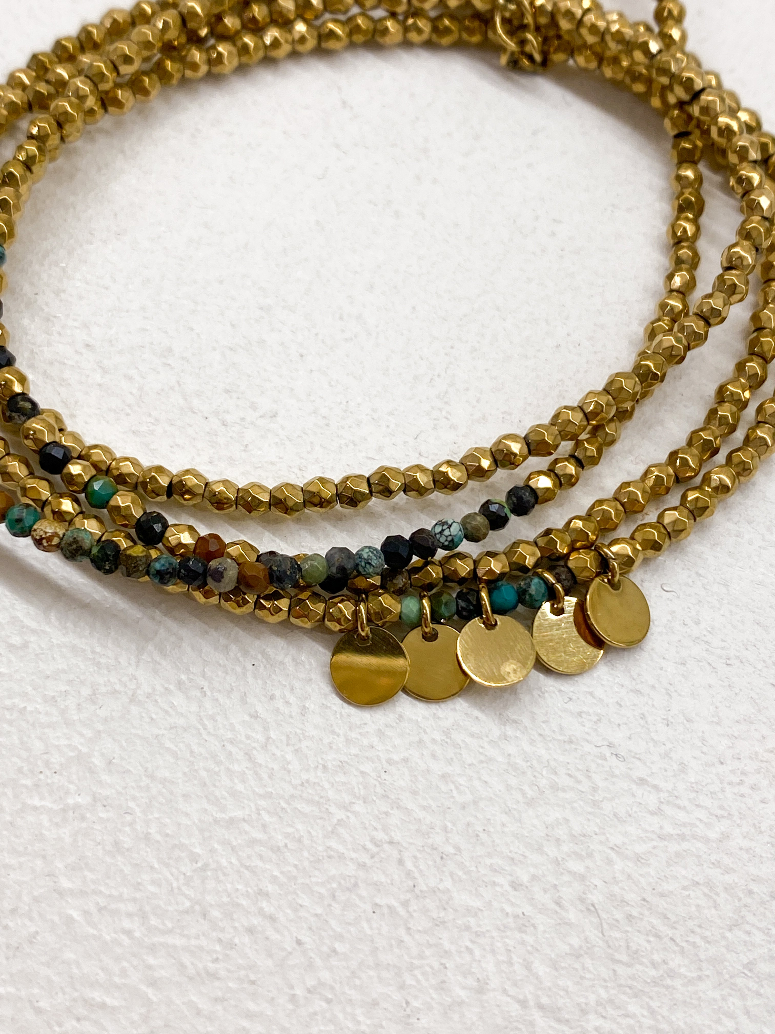 Bracelet doré multi-rangs avec pampilles et pierres naturelles discrètes