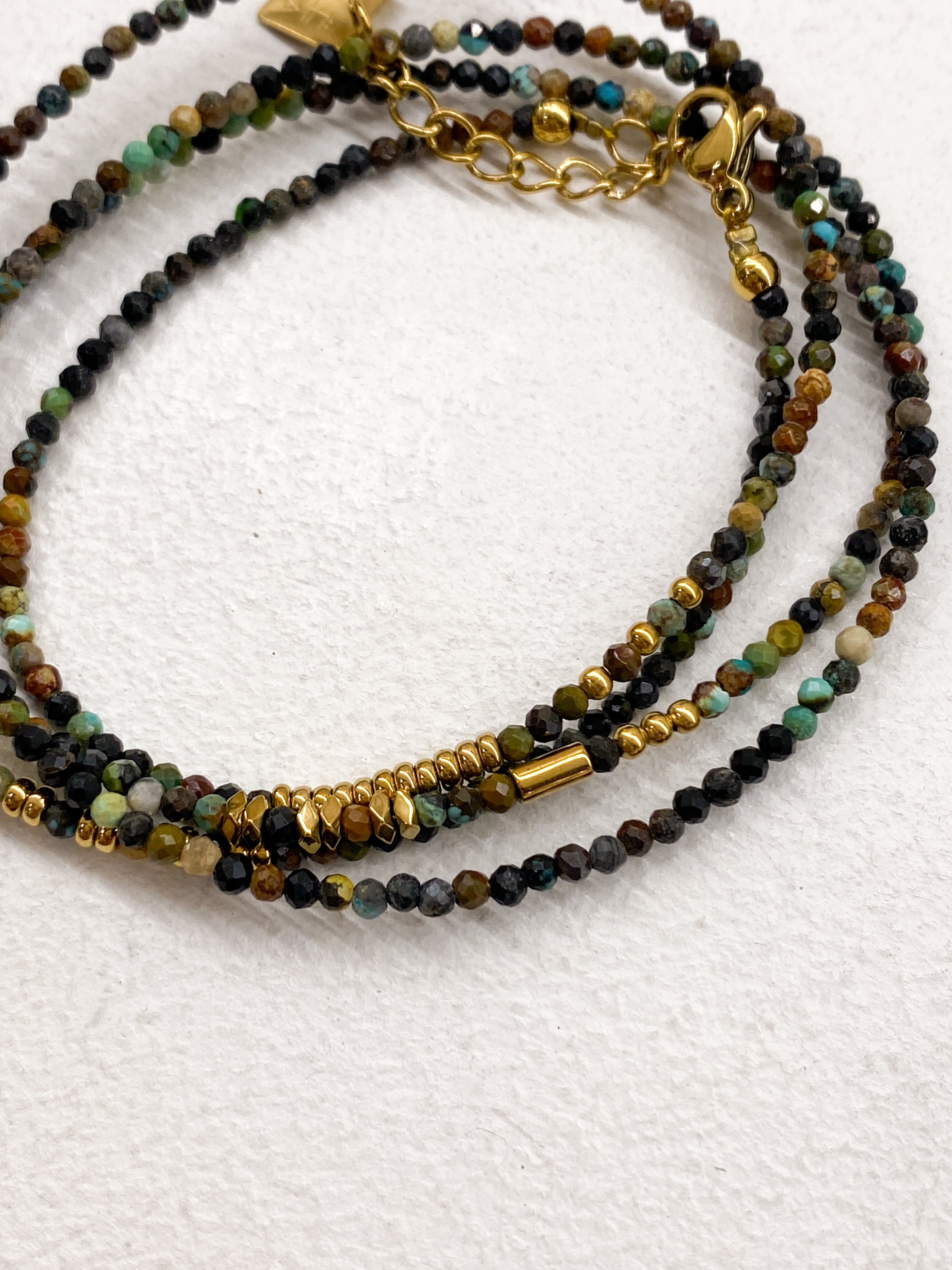 Bracelet minimaliste doré à quatre rangs en plusieurs couleurs