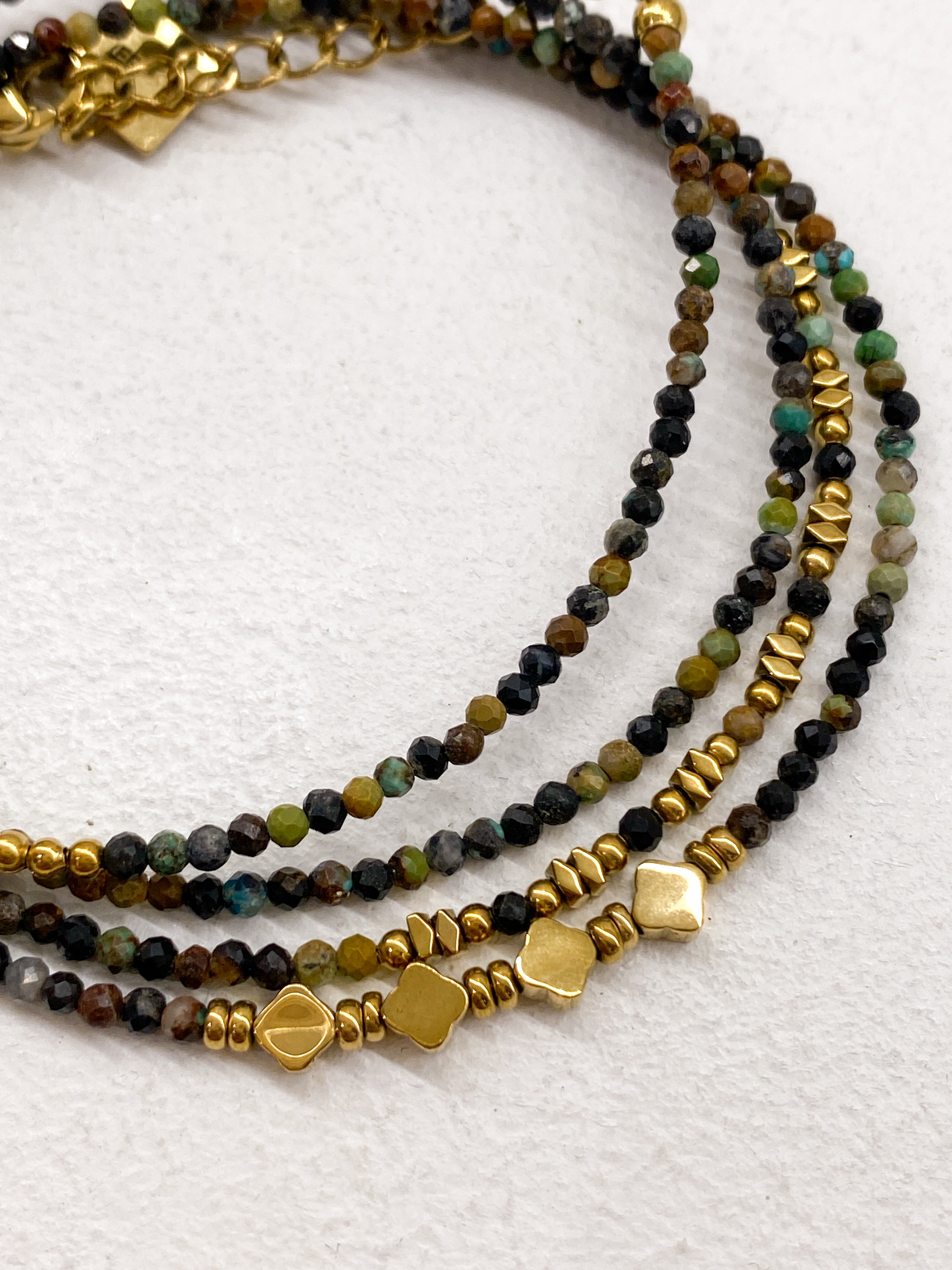 Bracelet à 4 rangs avec détails géométriques en acier inoxydable doré