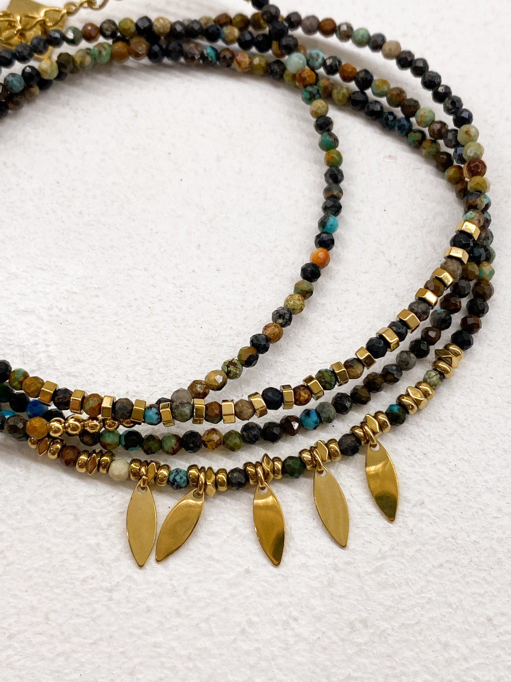 Bracelet multi-tour à pendentifs feuilles dorées et pierres naturelles