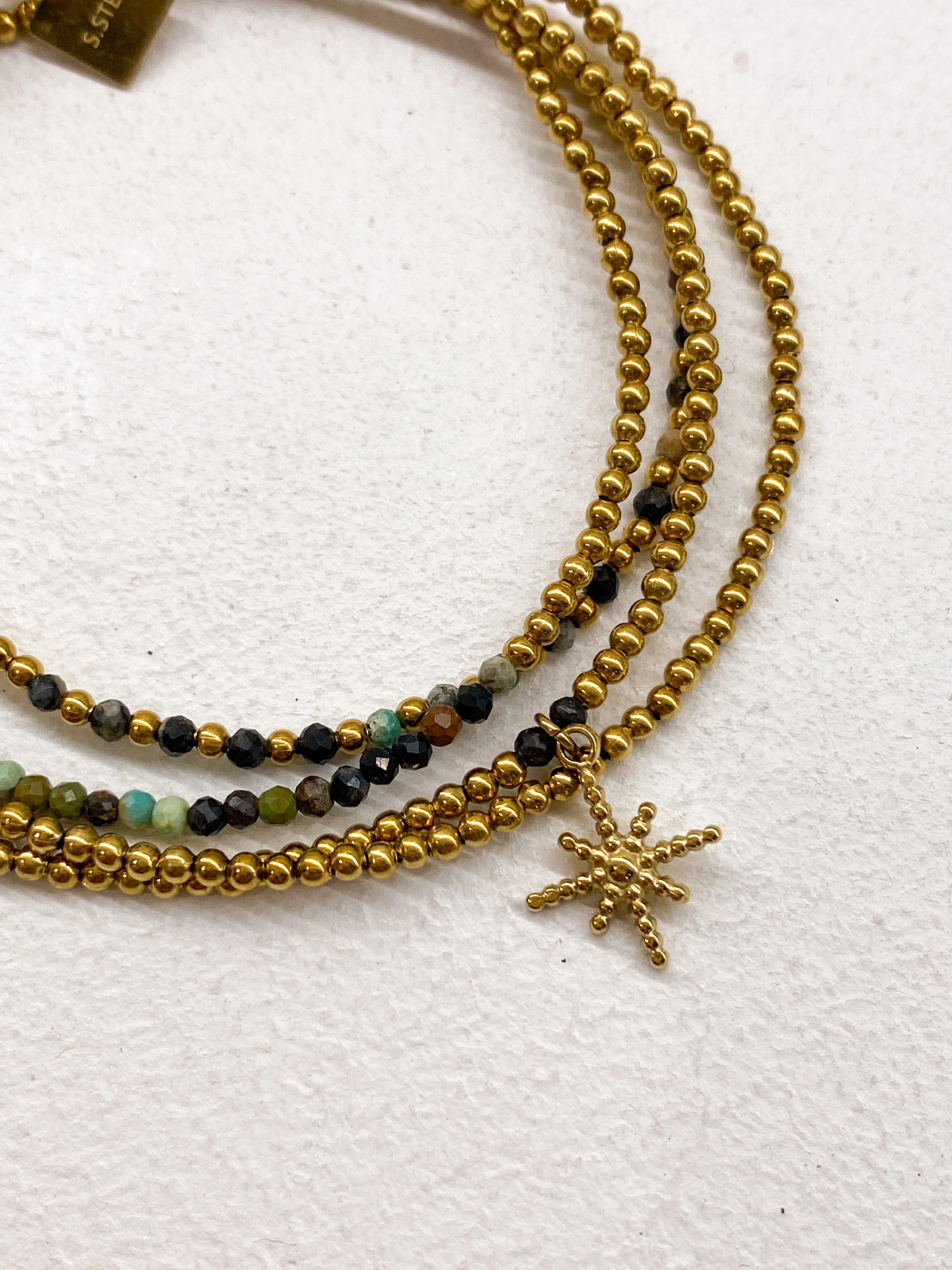 Bracelet étoile dorée et perles à 4 tours en plusieurs couleurs