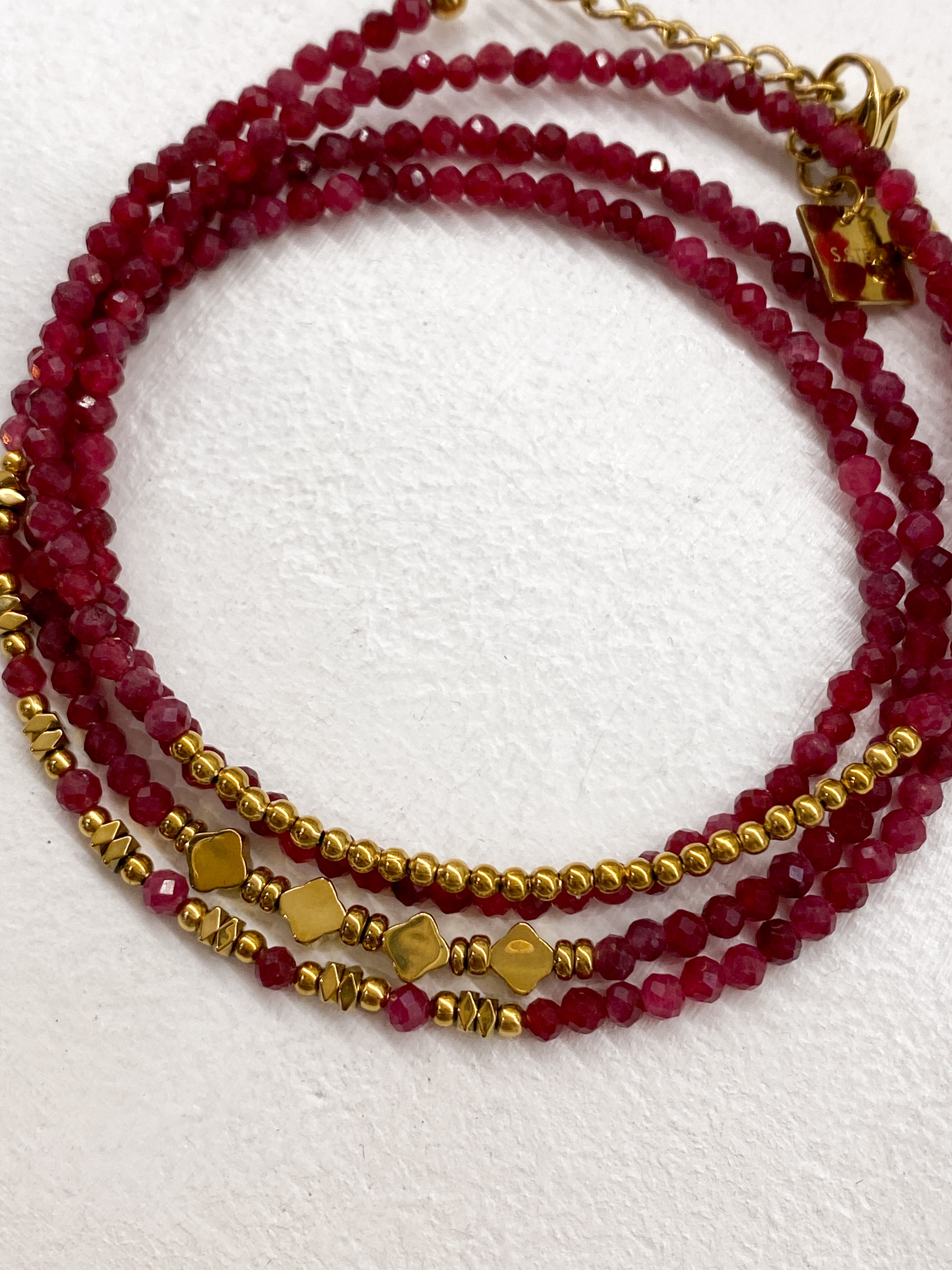 Bracelet à 4 rangs avec détails géométriques en acier inoxydable doré