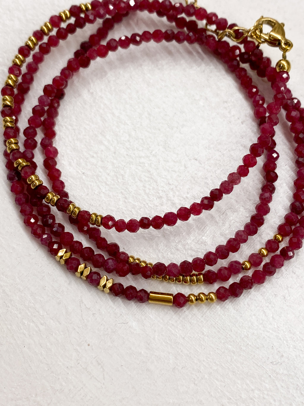 Bracelet minimaliste doré à quatre rangs en plusieurs couleurs
