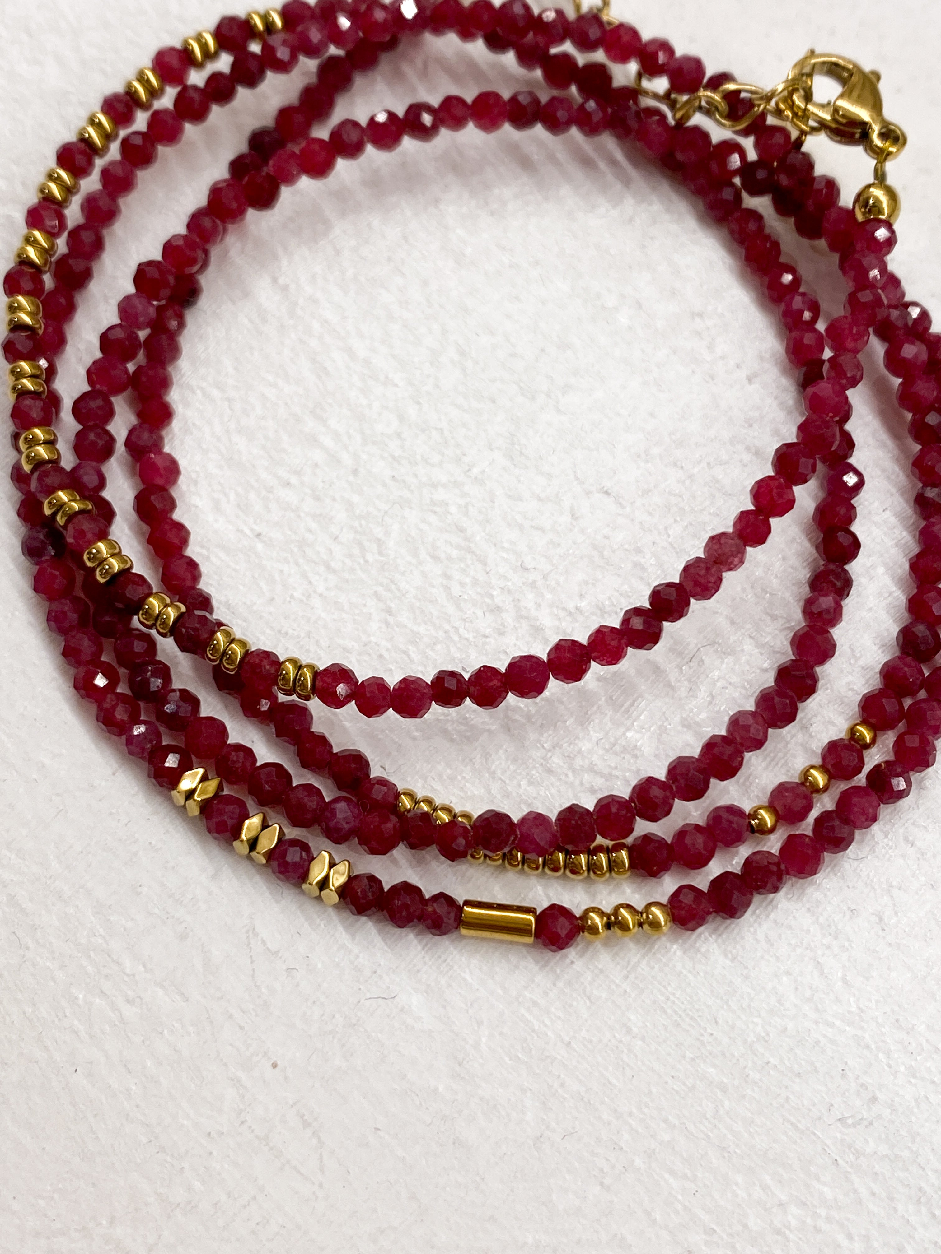 Bracelet minimaliste doré à quatre rangs en plusieurs couleurs