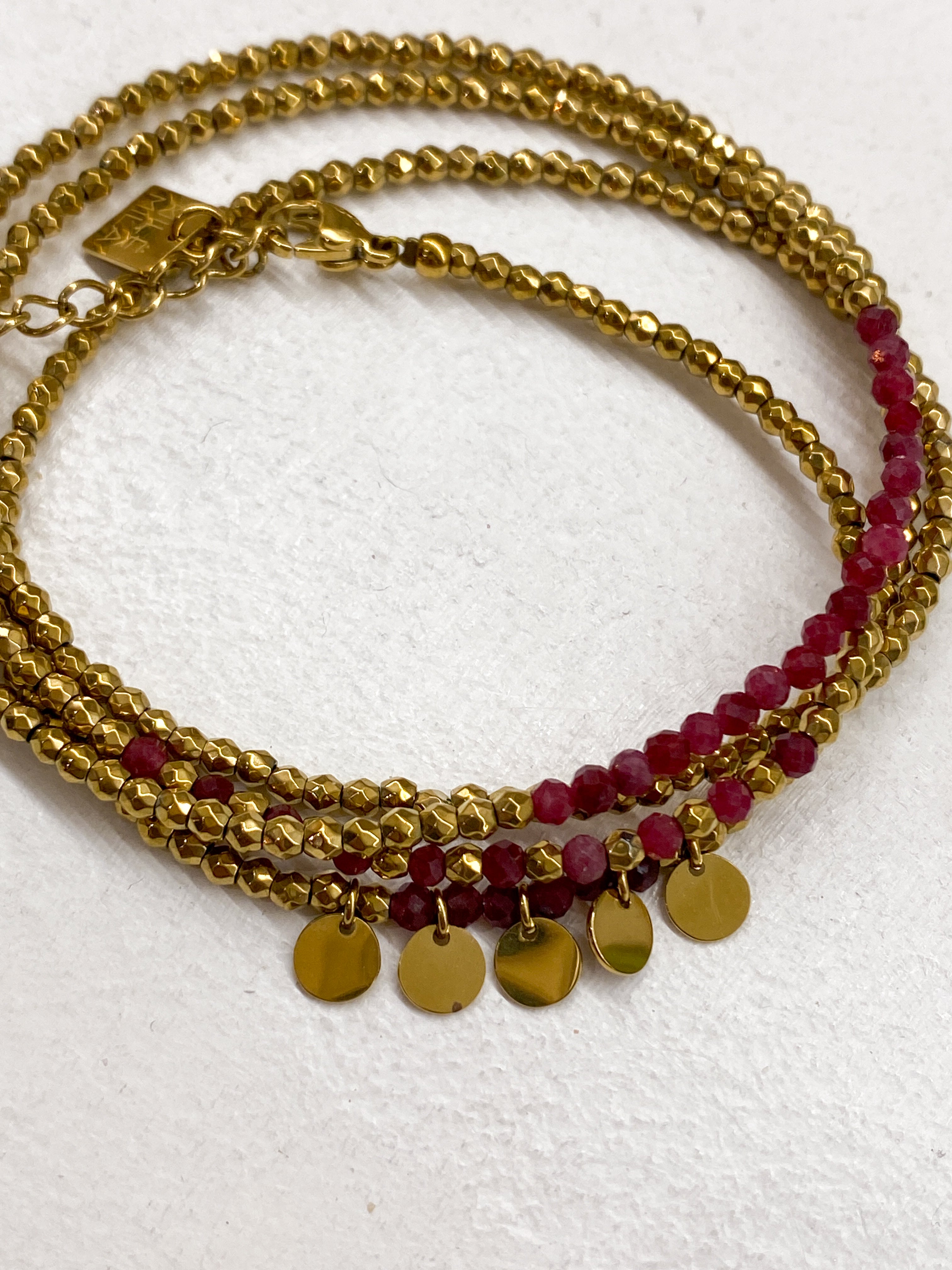 Bracelet doré multi-rangs avec pampilles et pierres naturelles discrètes