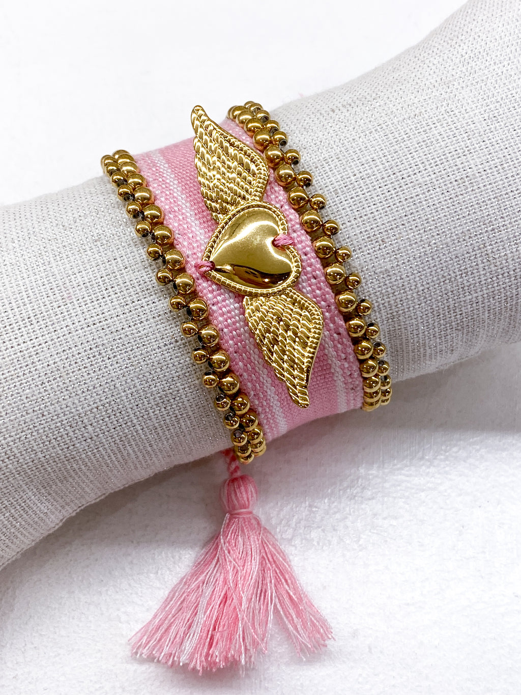 Bracelet large tissé coulissant avec perles dorées et cœur ailé