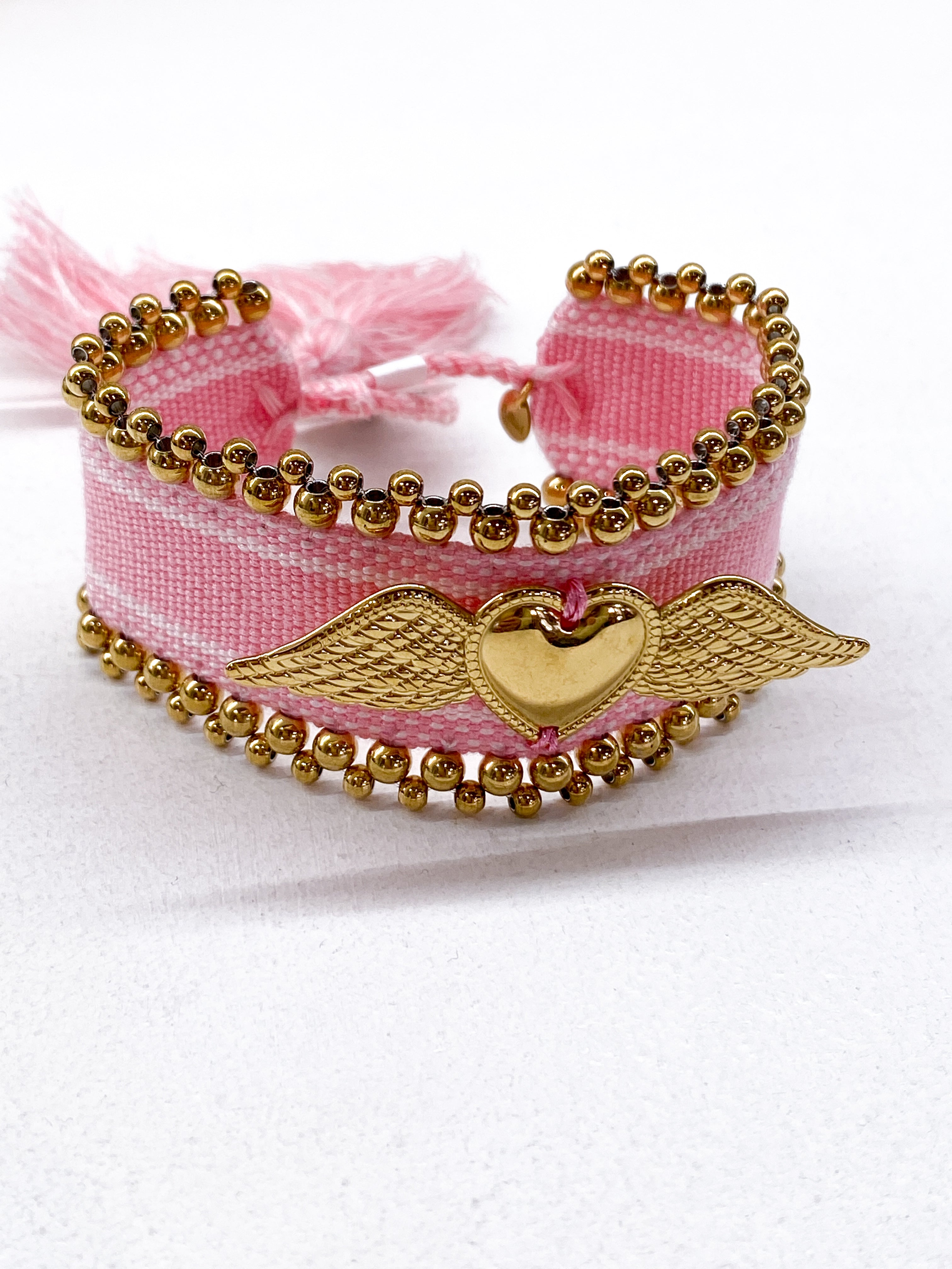 Bracelet large tissé coulissant avec perles dorées et cœur ailé