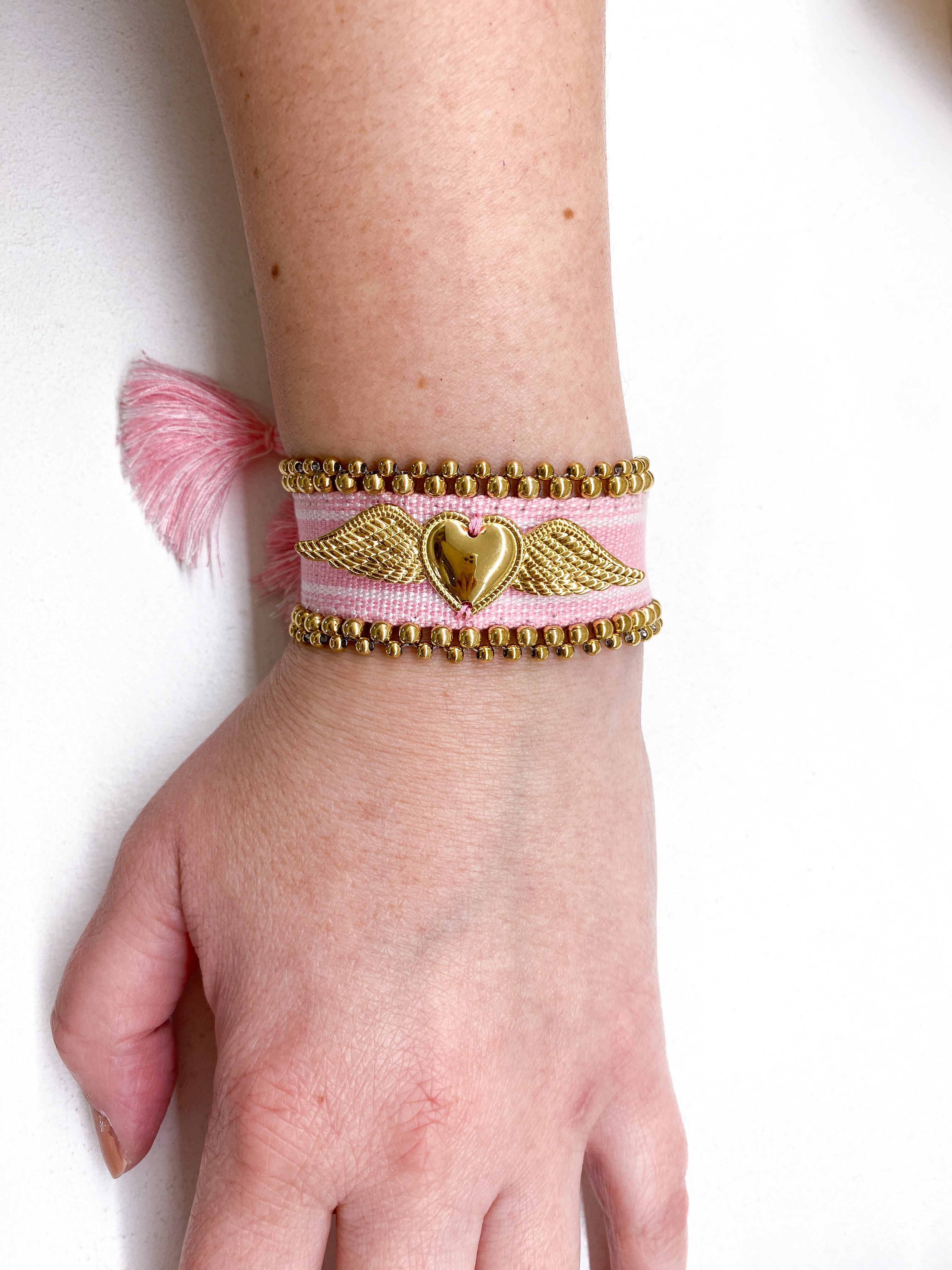 Bracelet large tissé coulissant avec perles dorées et cœur ailé