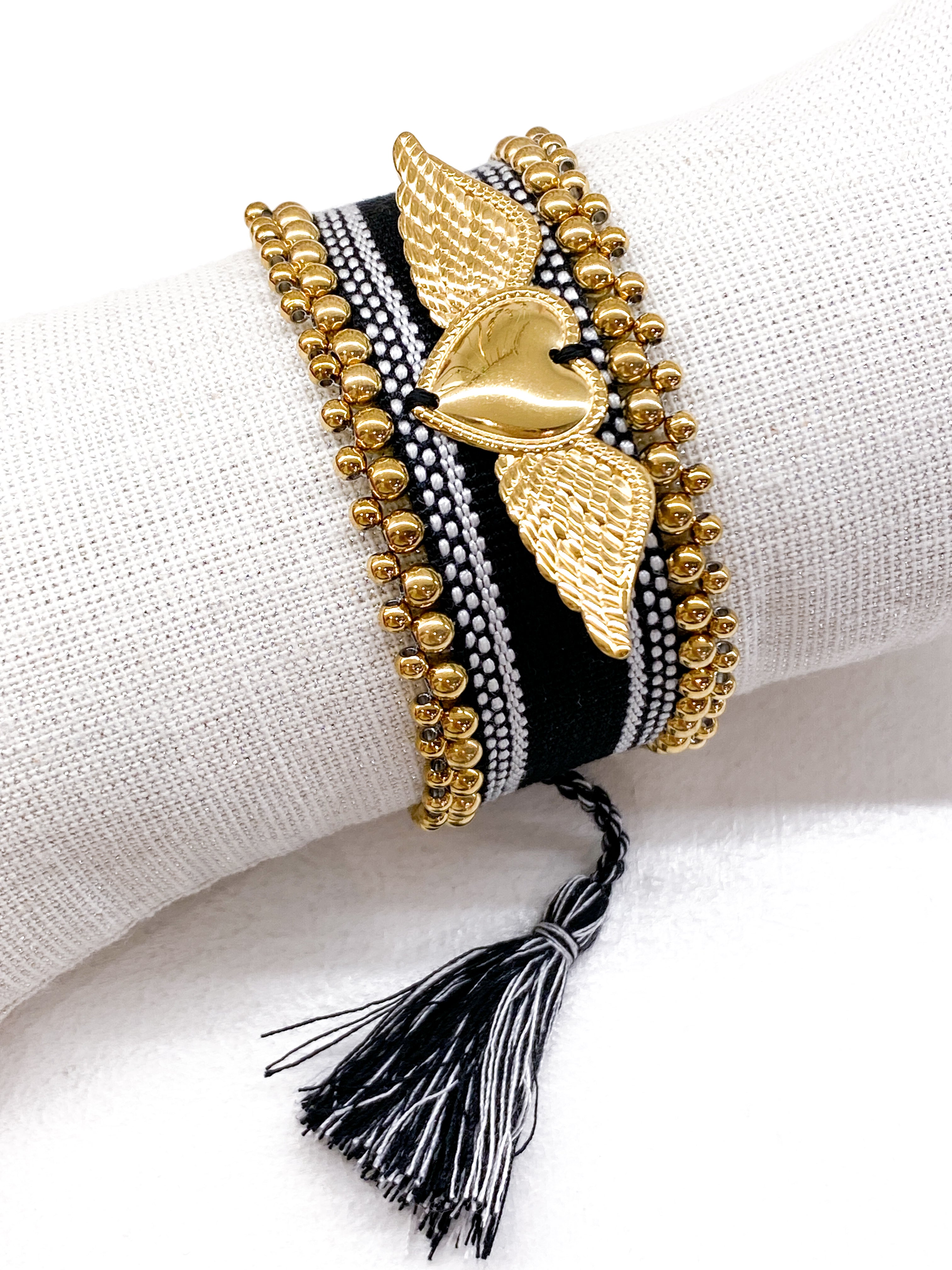 Bracelet large tissé coulissant avec perles dorées et cœur ailé