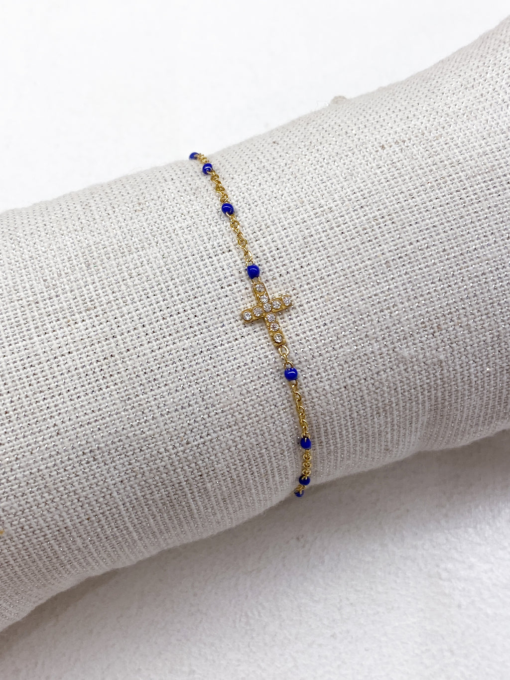 Bracelet fin doré avec points colorés et croix strass