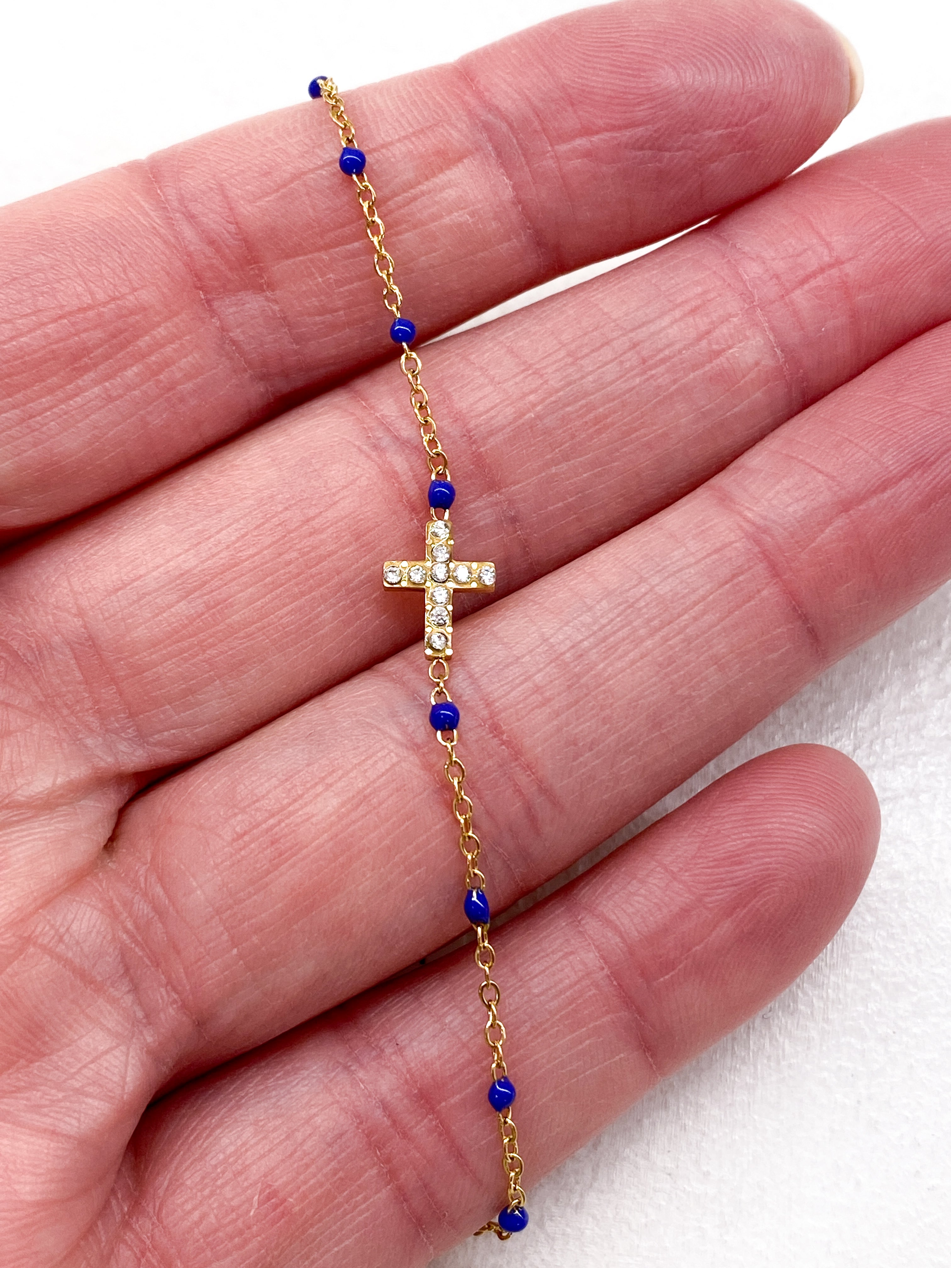 Bracelet fin doré avec points colorés et croix strass