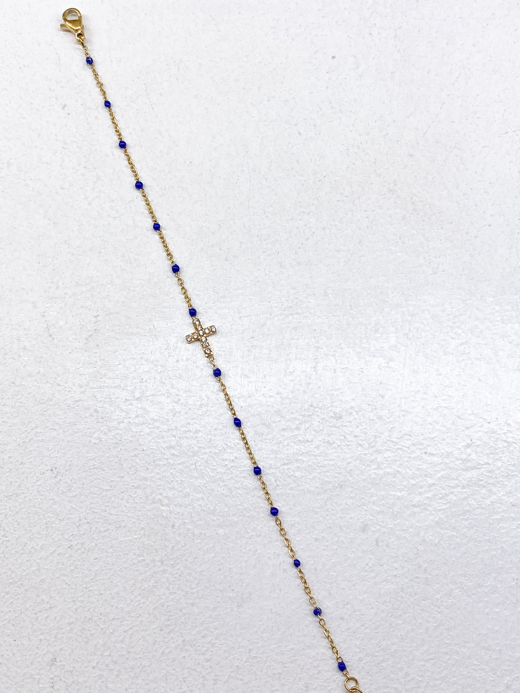 Bracelet fin doré avec points colorés et croix strass