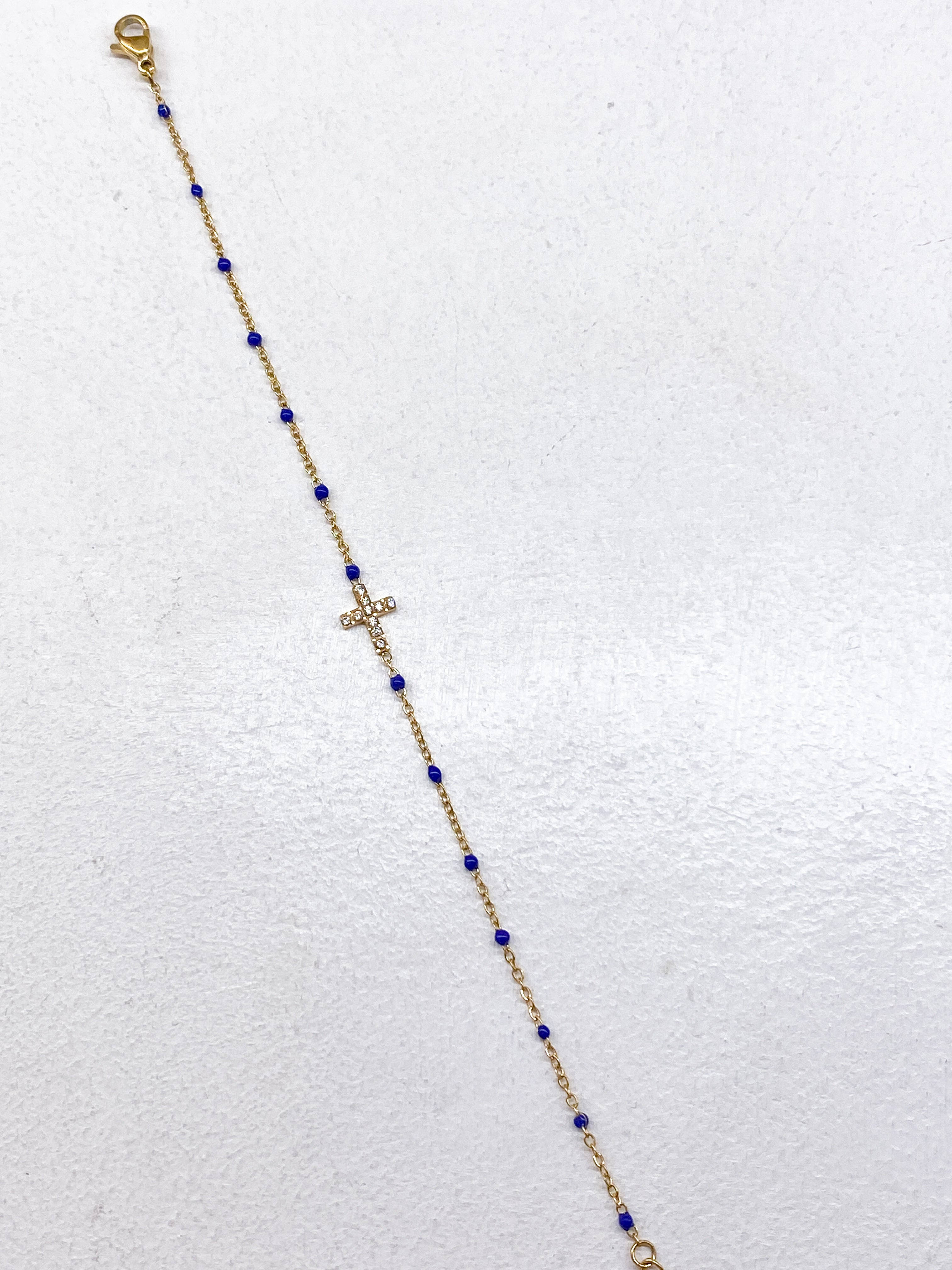Bracelet fin doré avec points colorés et croix strass