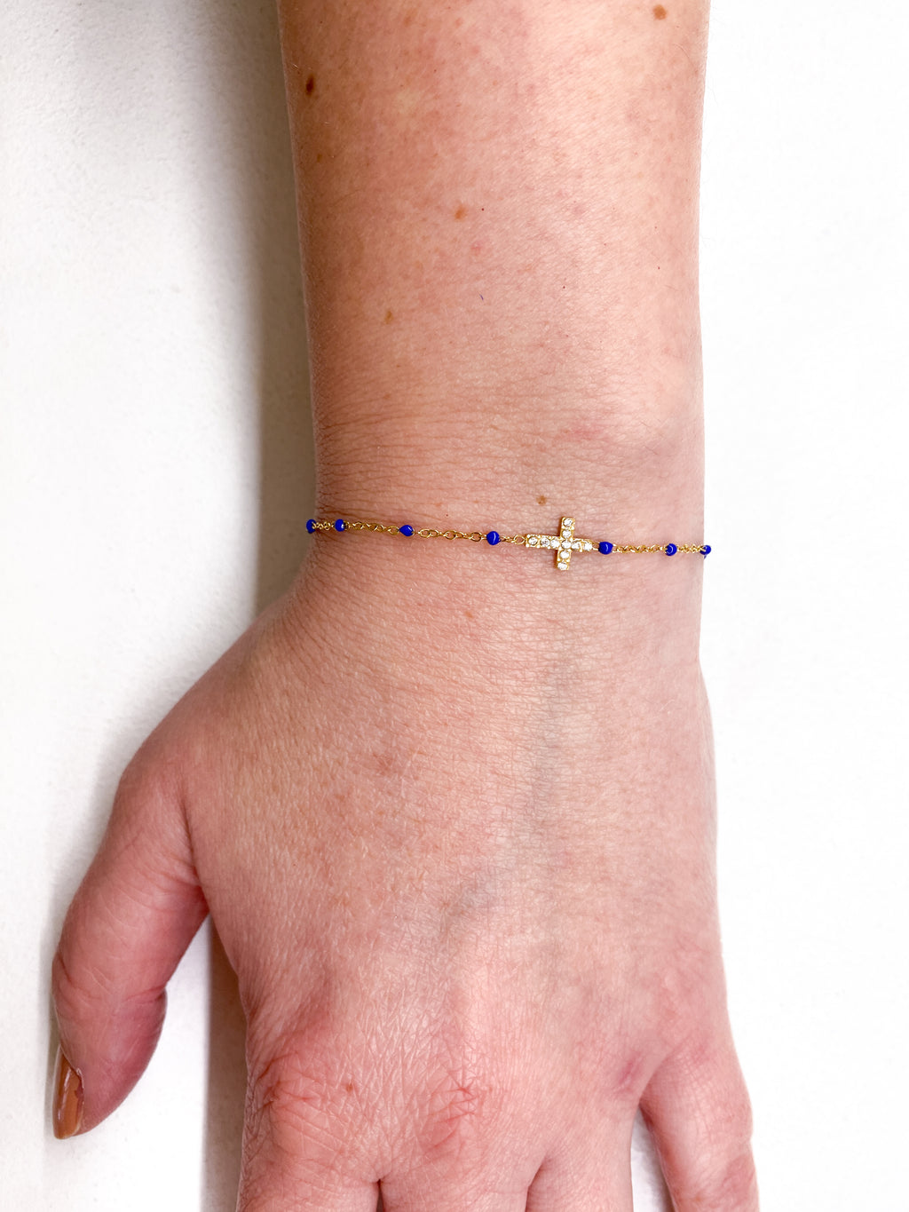 Bracelet fin doré avec points colorés et croix strass