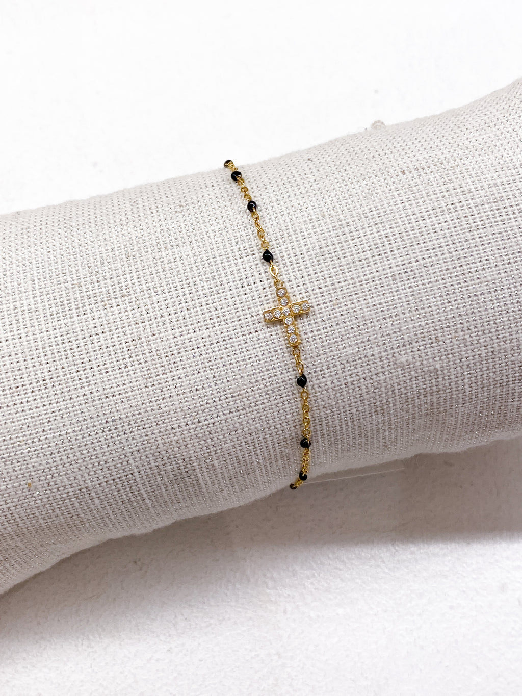Bracelet fin doré avec points colorés et croix strass