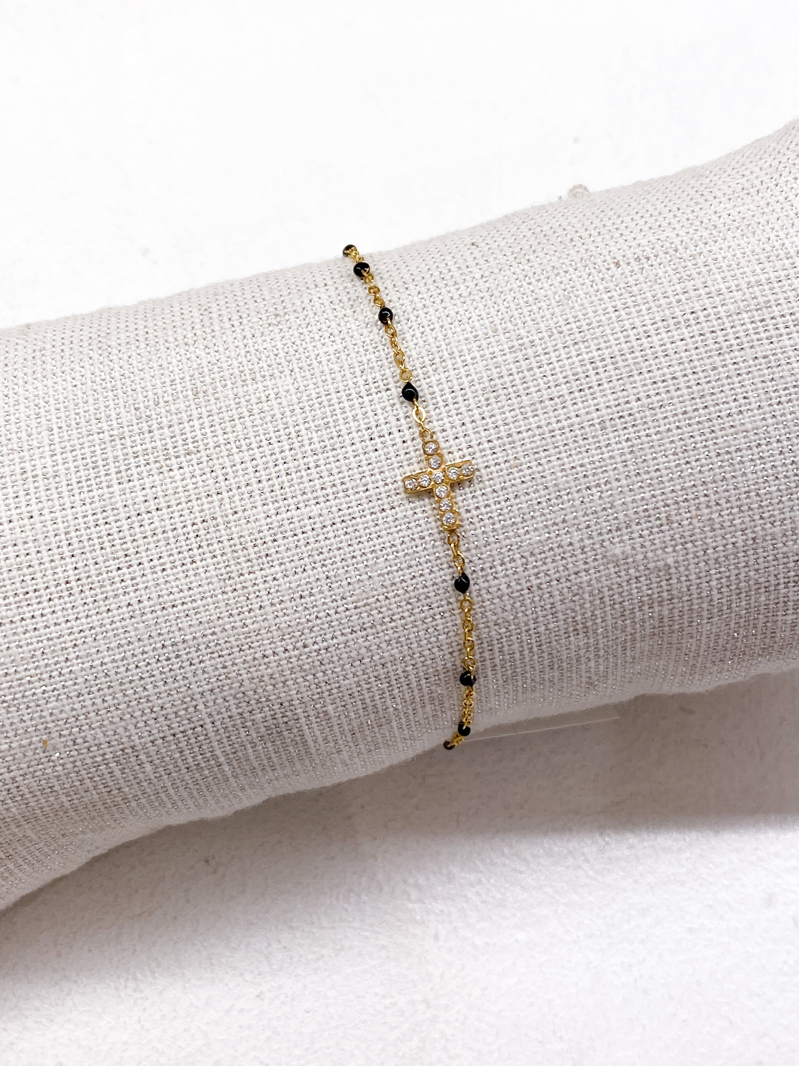 Bracelet fin doré avec points colorés et croix strass