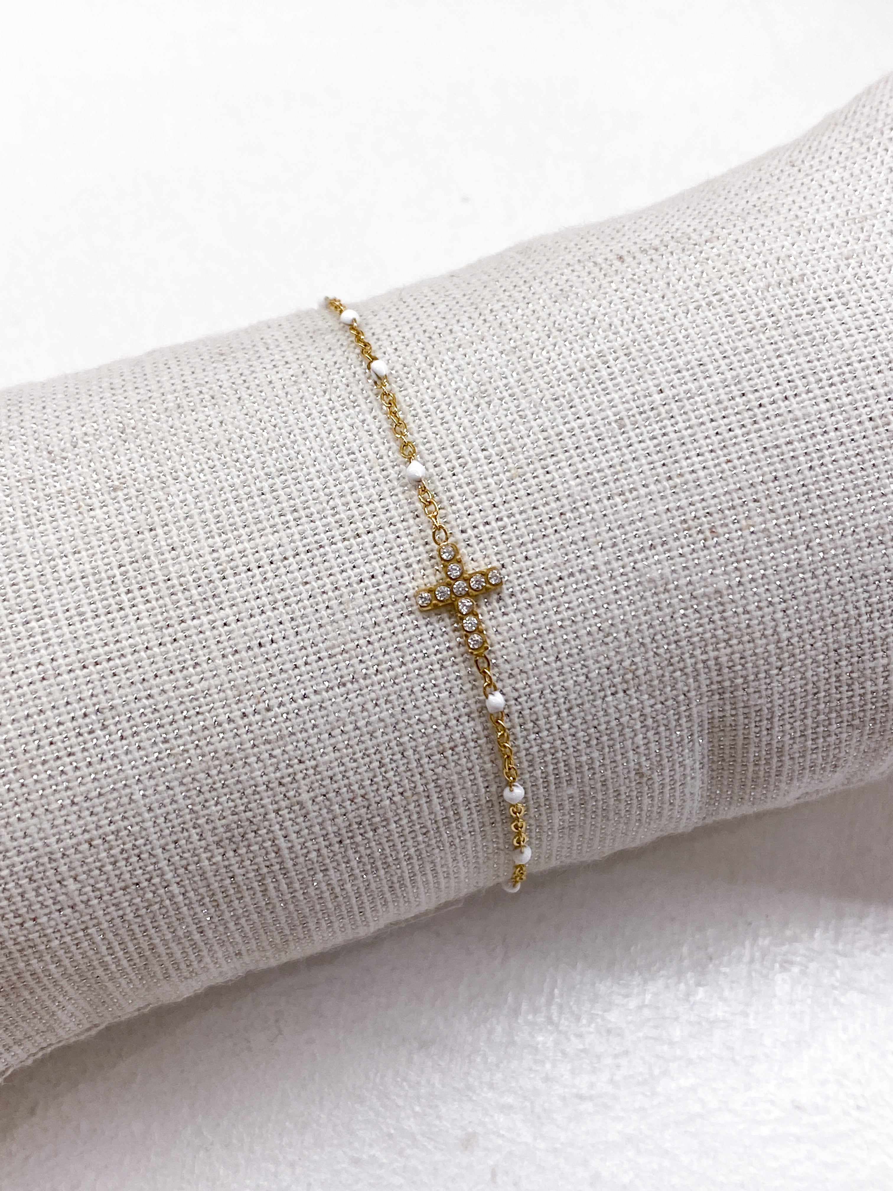 Bracelet fin doré avec points colorés et croix strass