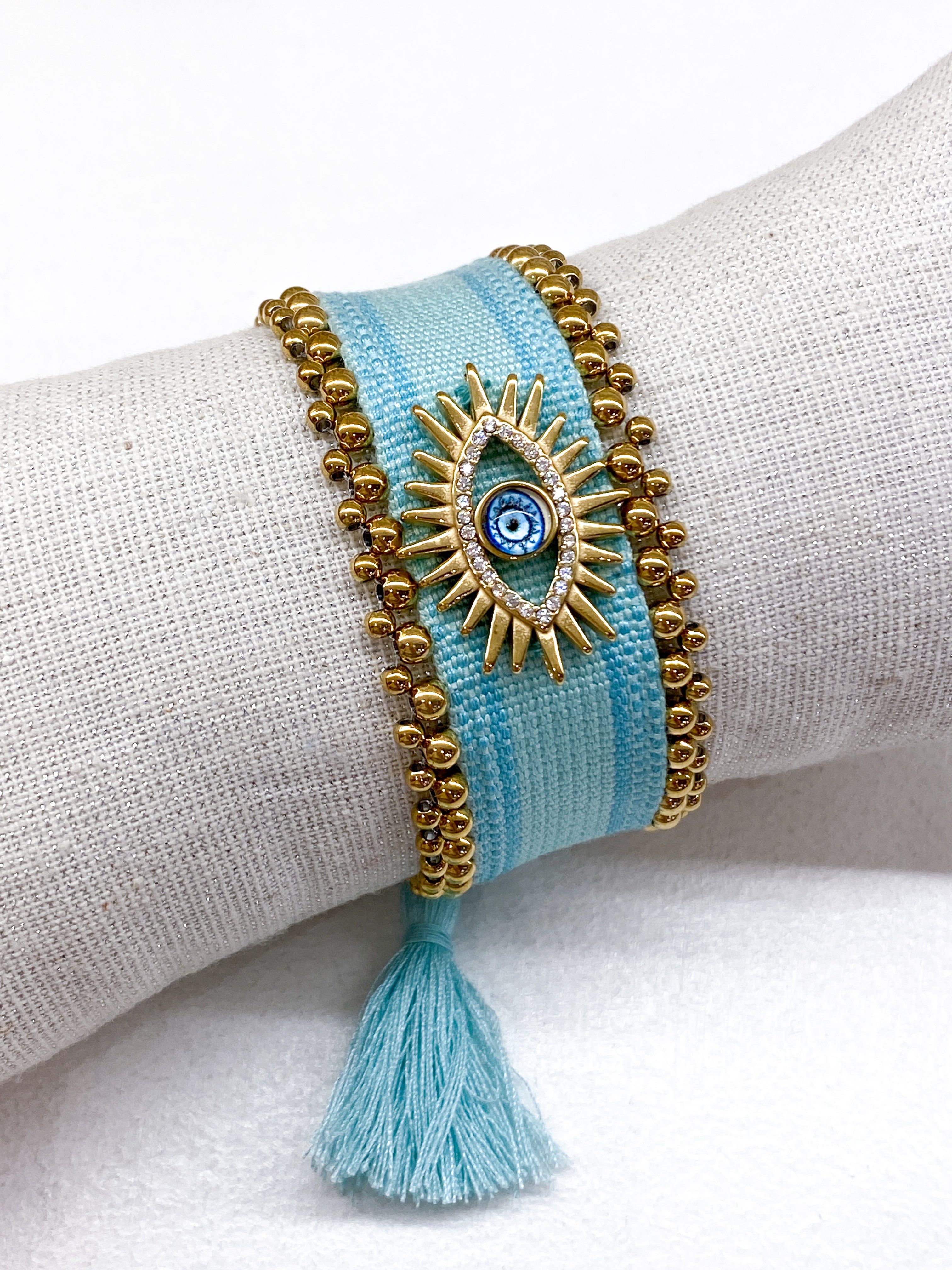 Bracelet femme large tressé avec œil grec et perles dorées
