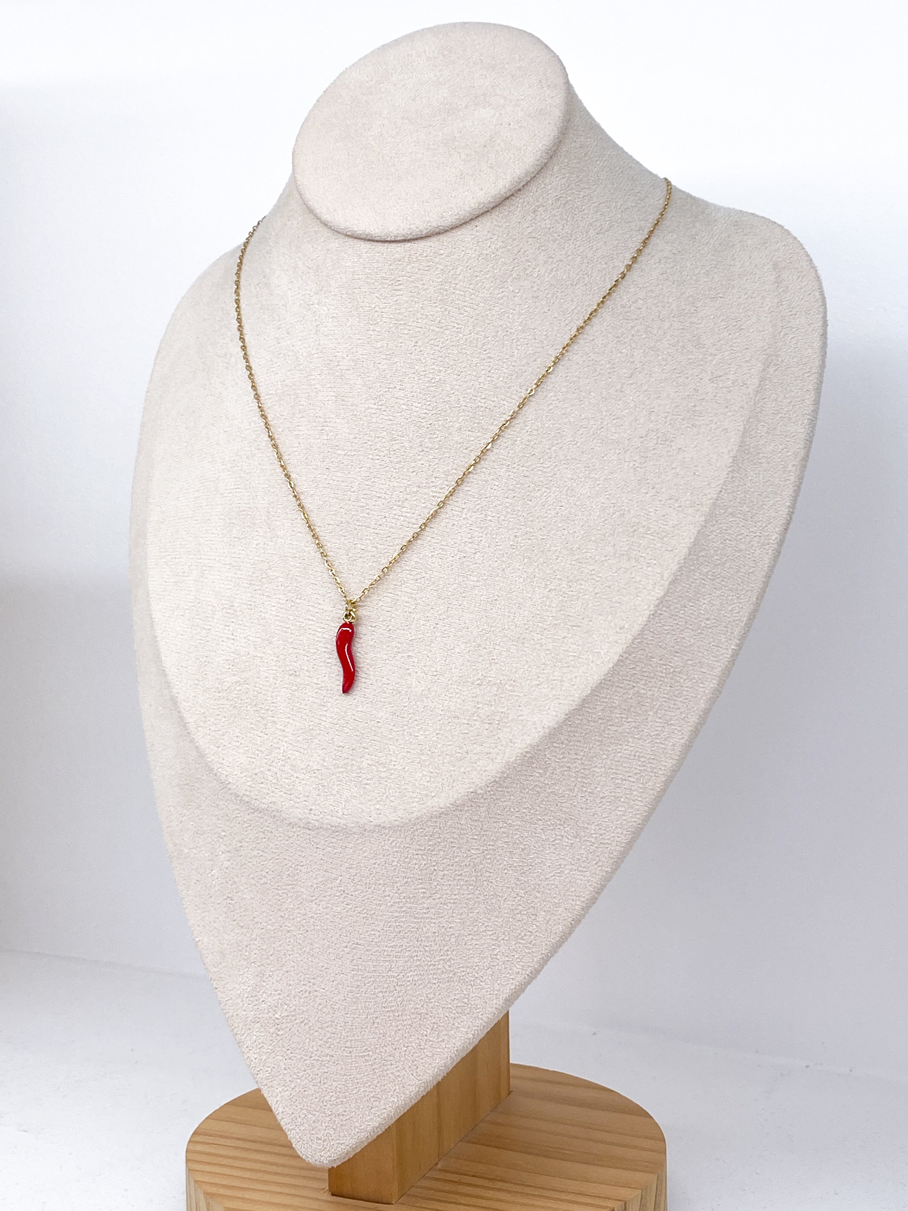Collier fin avec pendentif piment rouge