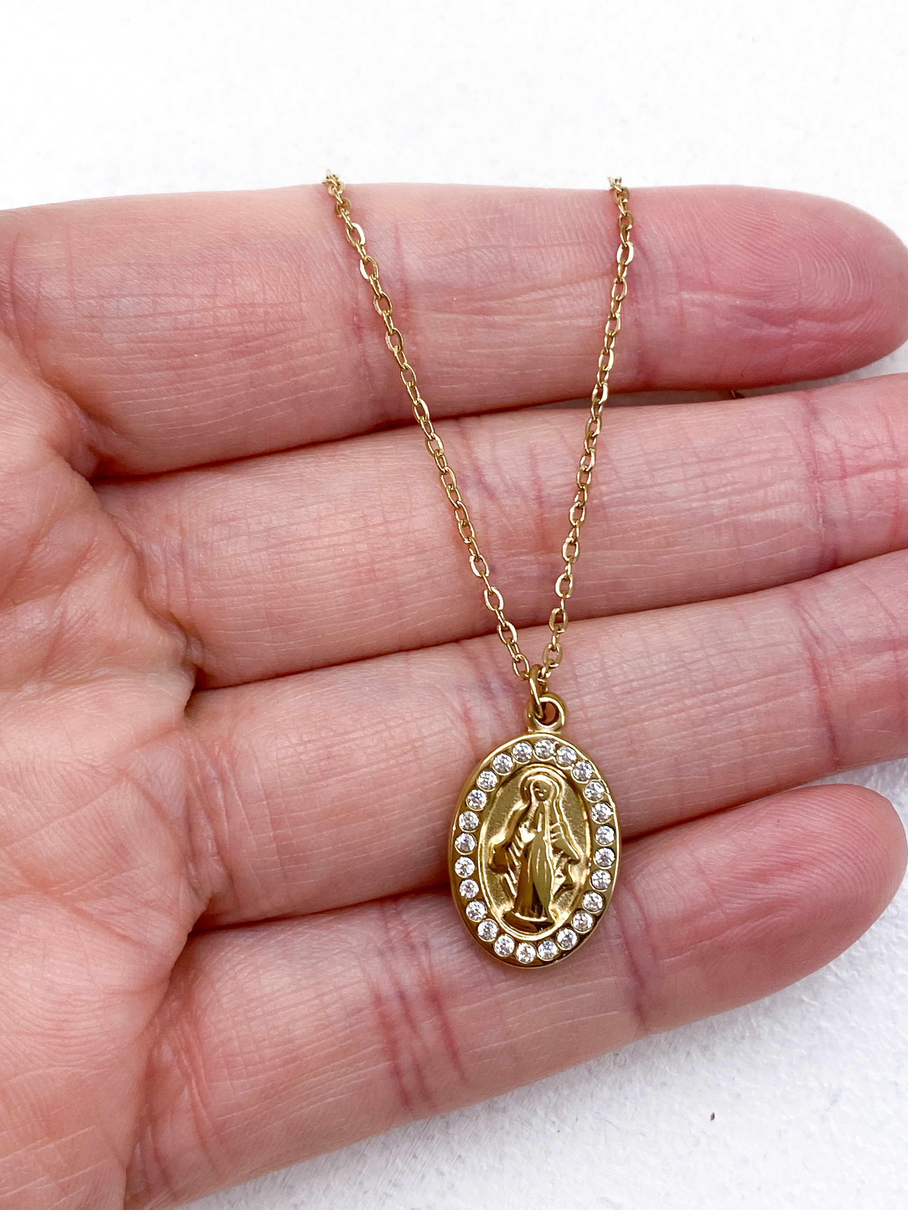 Collier fin en acier inoxydable médaille Vierge avec strass