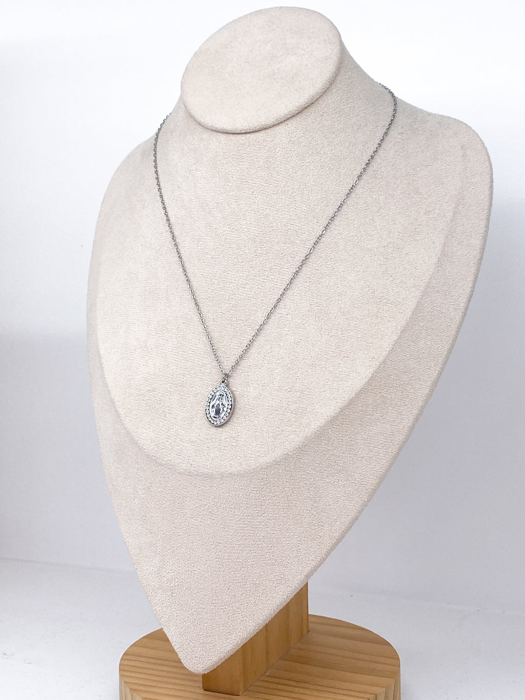 Collier fin en acier inoxydable médaille Vierge avec strass