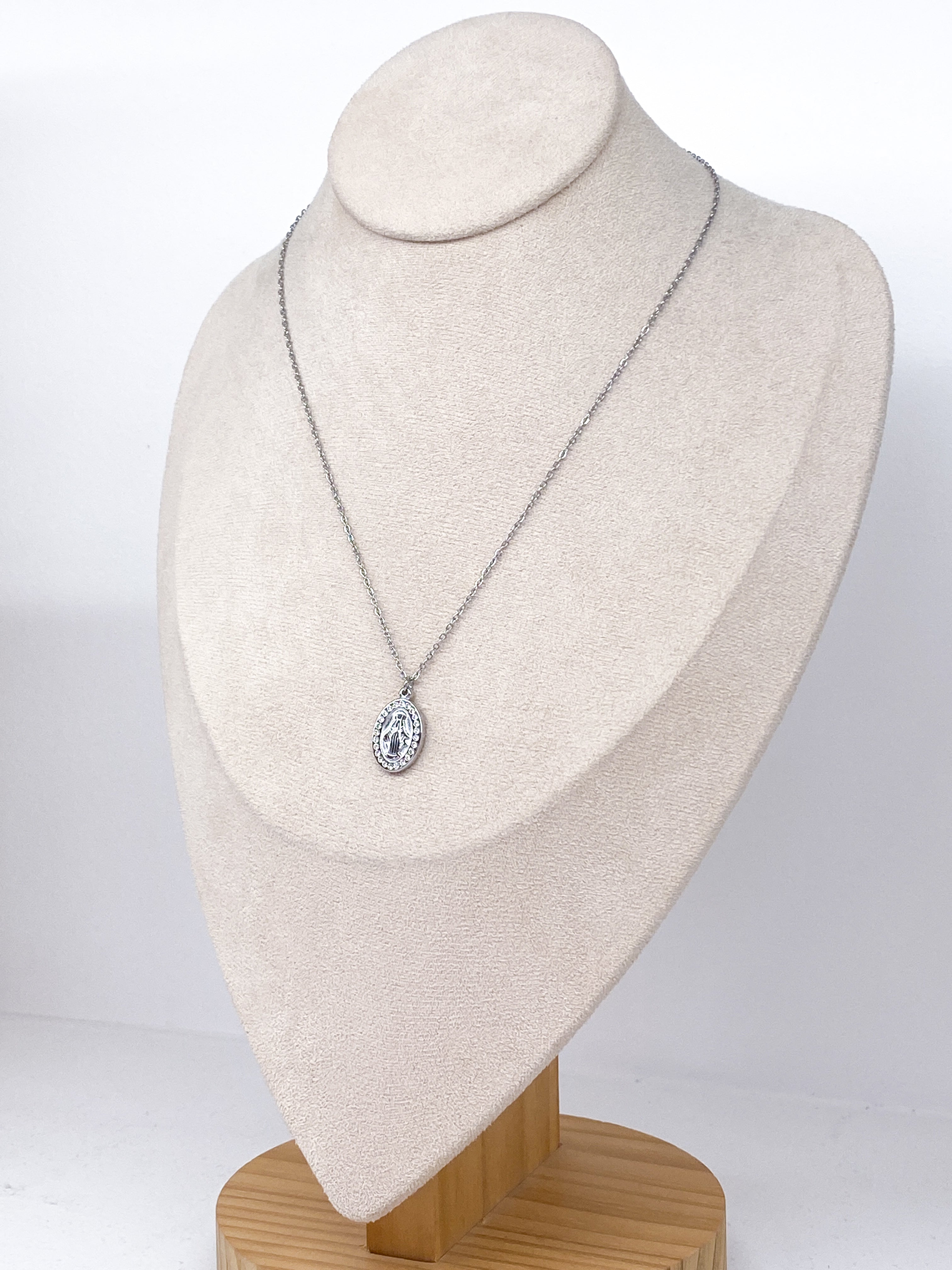 Collier fin en acier inoxydable médaille Vierge avec strass