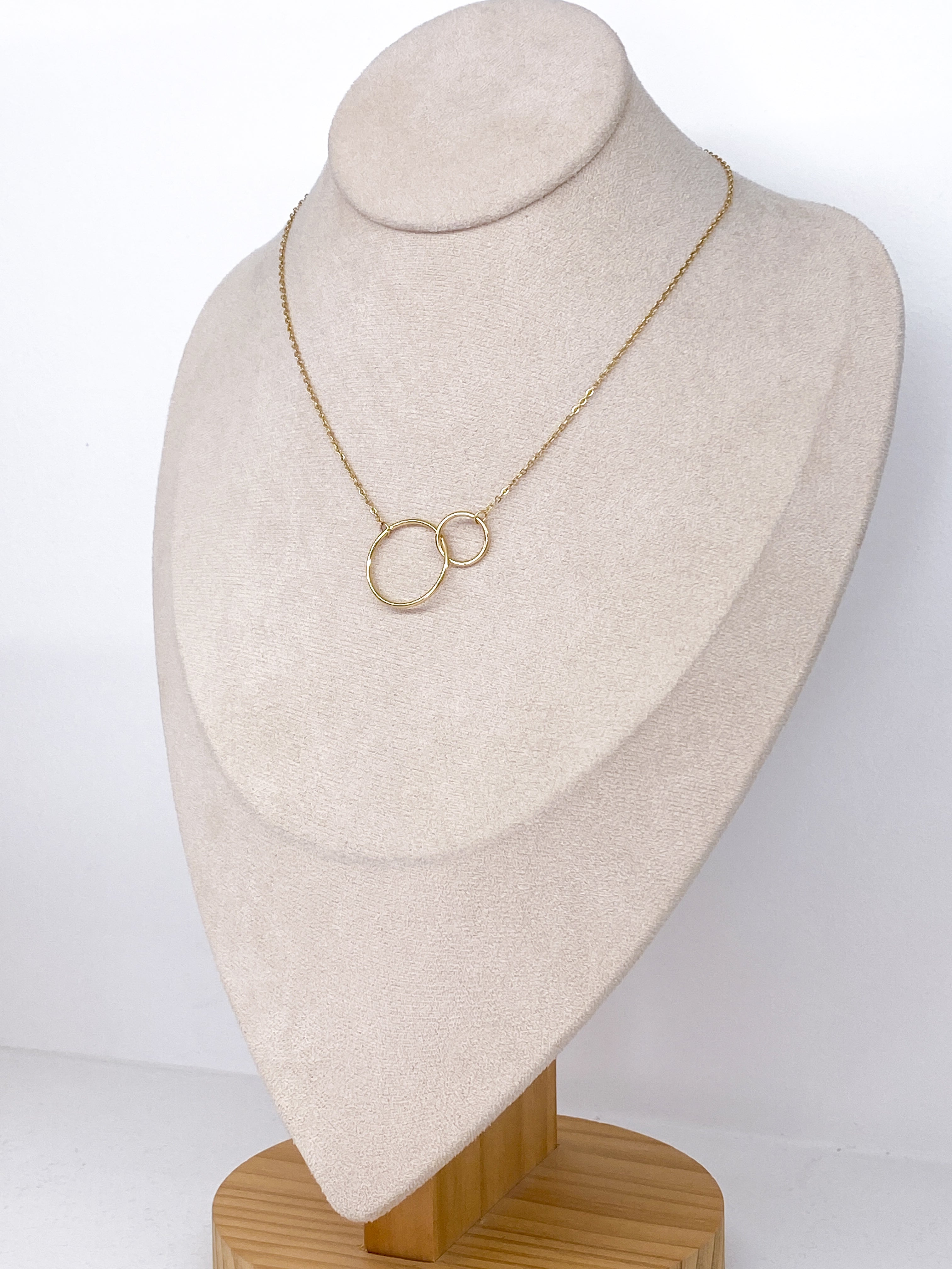Collier sur chaîne fine avec anneaux croisés