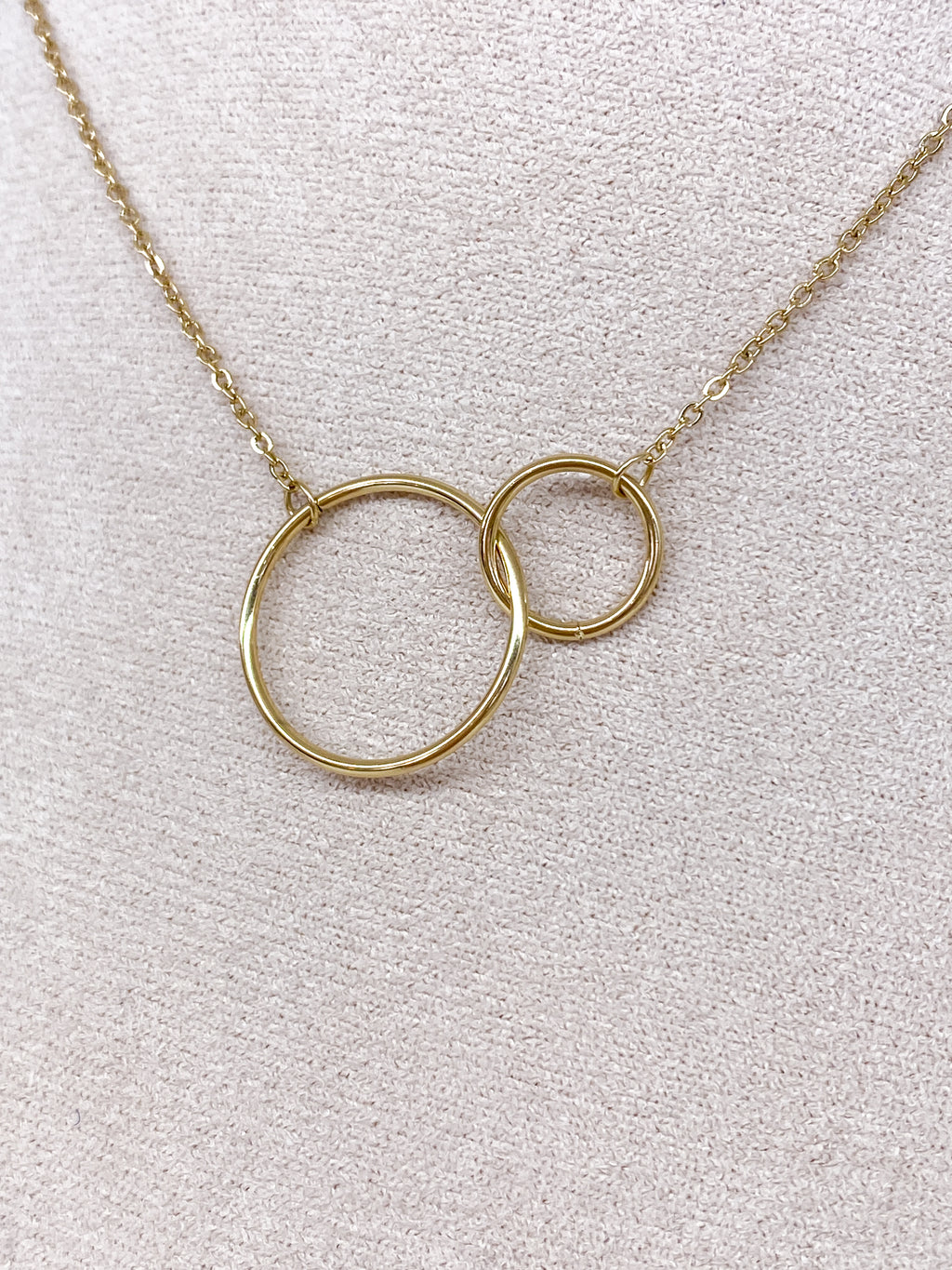 Collier sur chaîne fine avec anneaux croisés