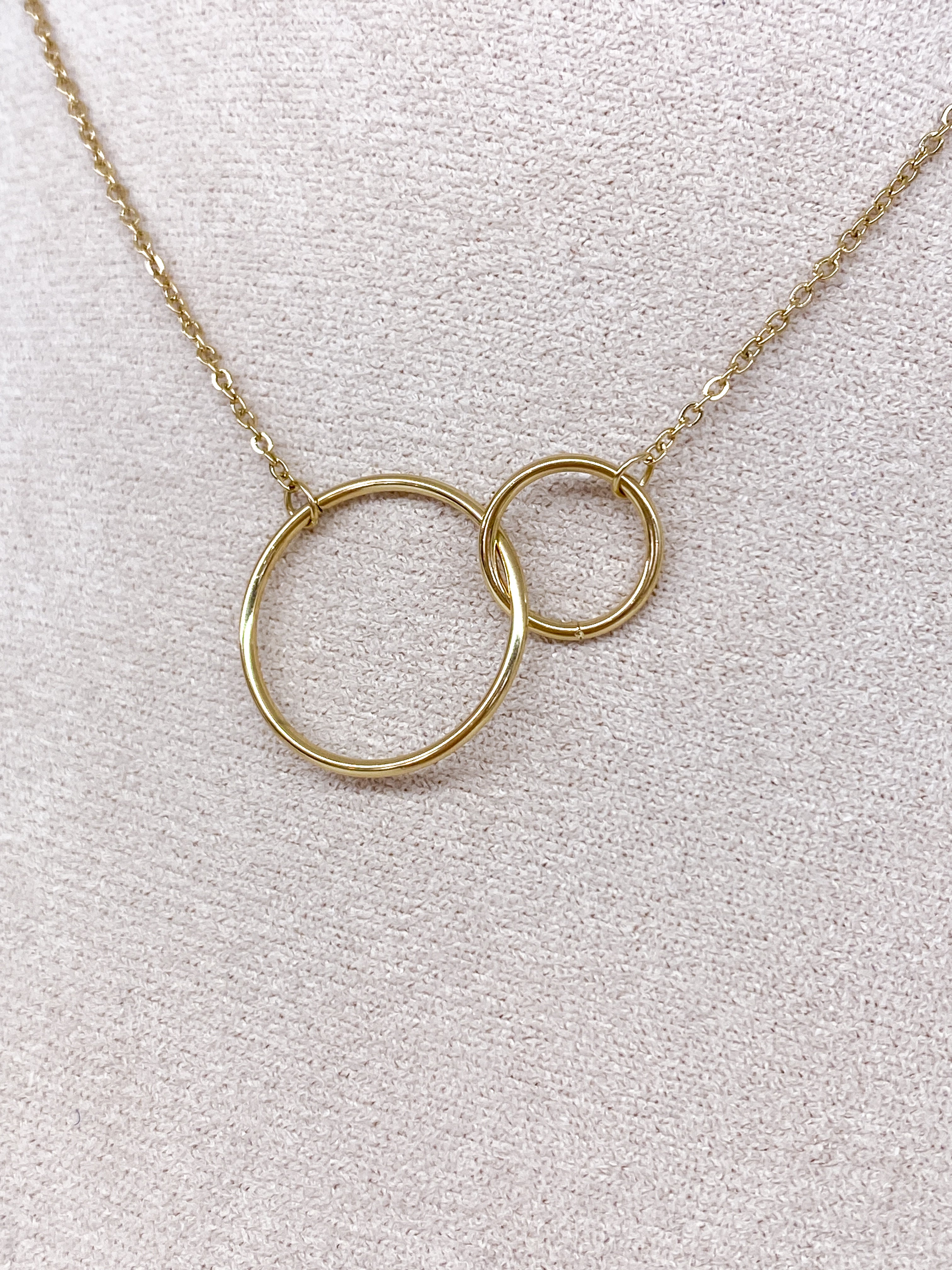 Collier sur chaîne fine avec anneaux croisés