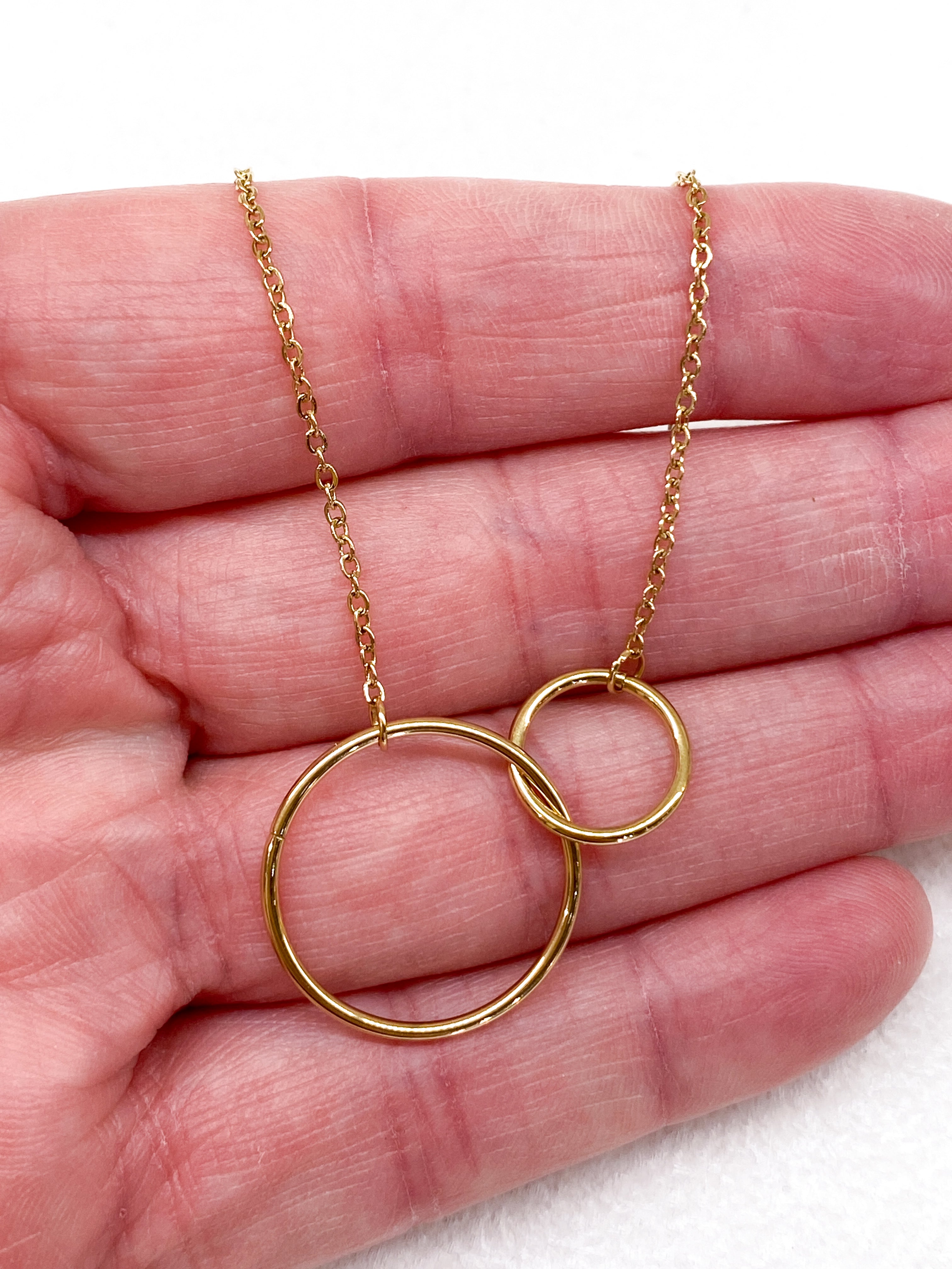 Collier sur chaîne fine avec anneaux croisés