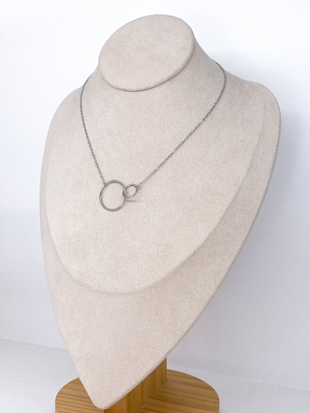Collier sur chaîne fine avec anneaux croisés