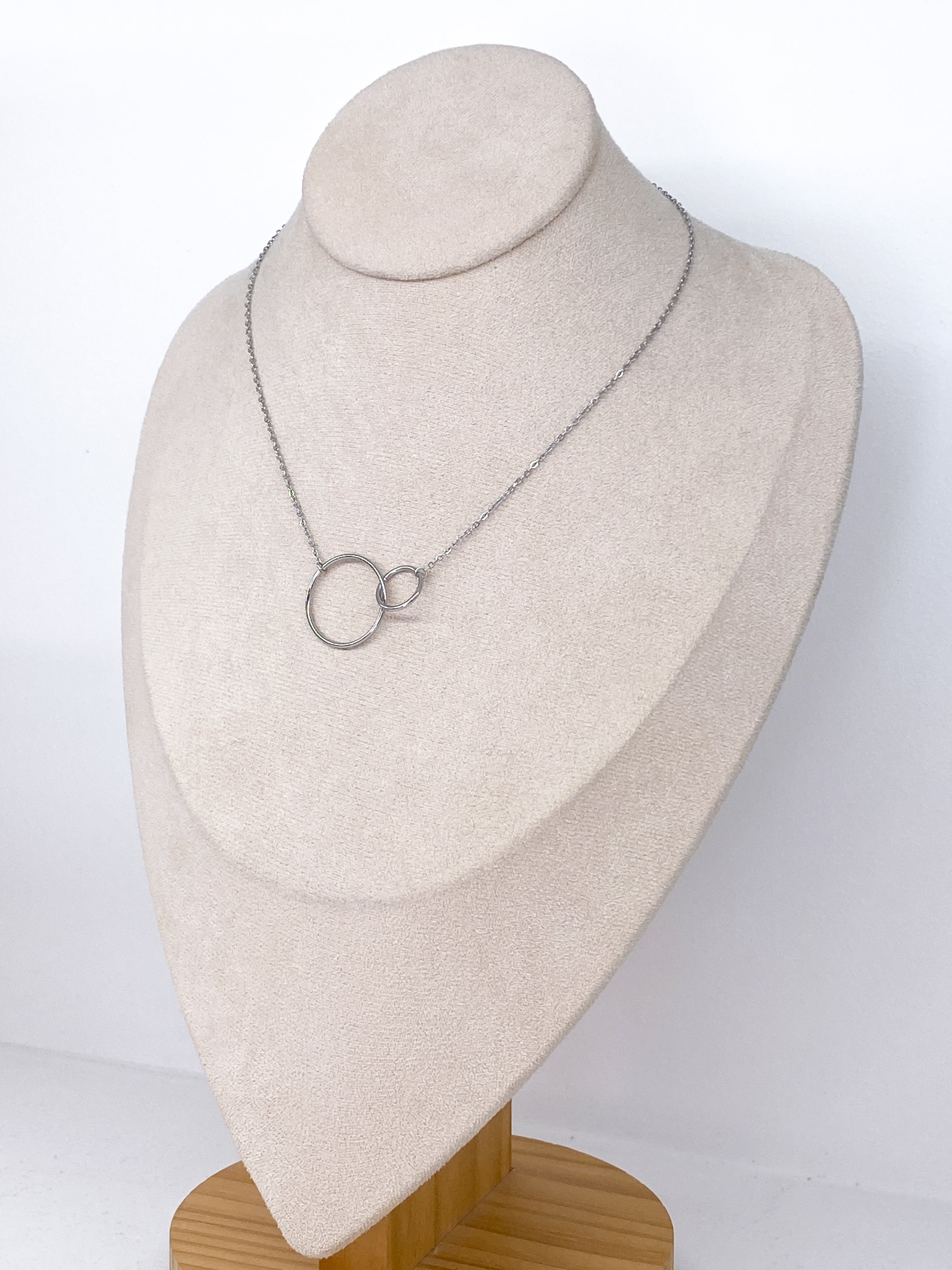Collier sur chaîne fine avec anneaux croisés