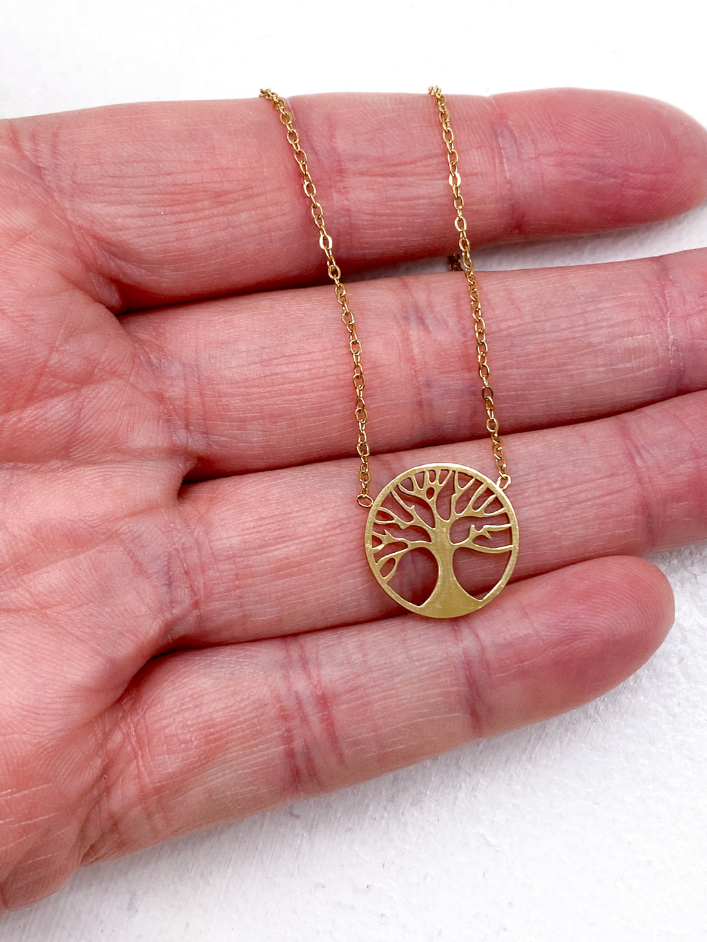 Collier fin avec pendentif arbre de vie ajouré