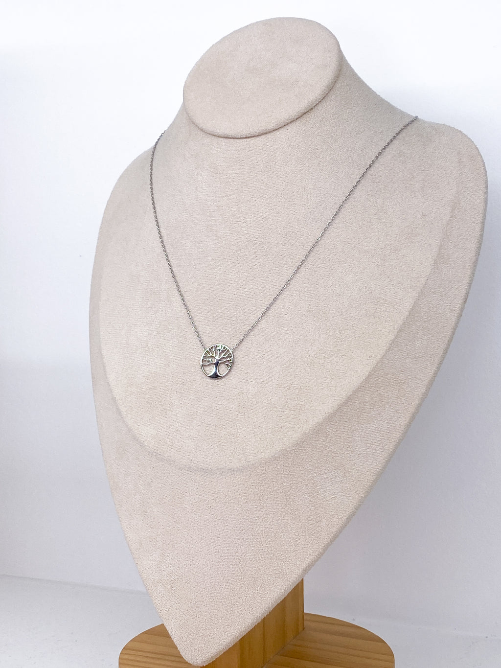 Collier fin avec pendentif arbre de vie ajouré