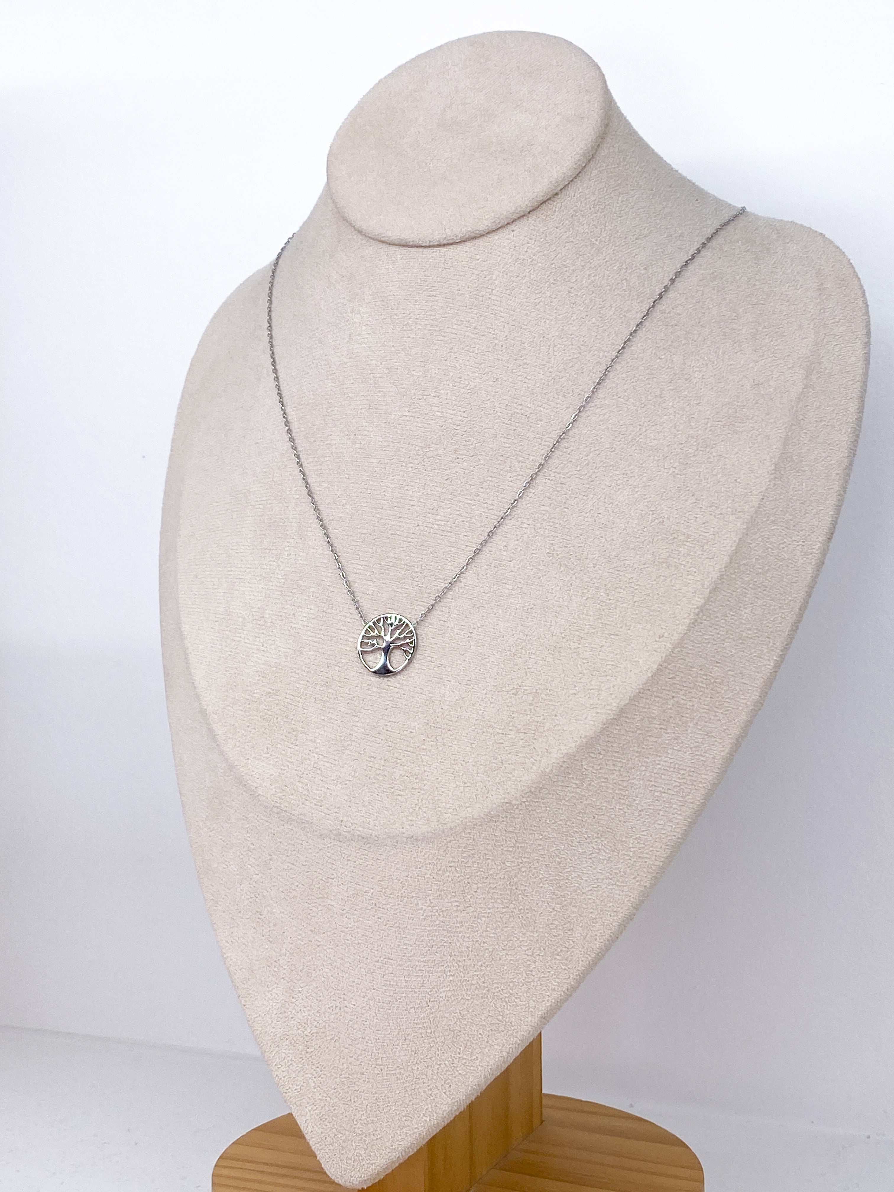 Collier fin avec pendentif arbre de vie ajouré