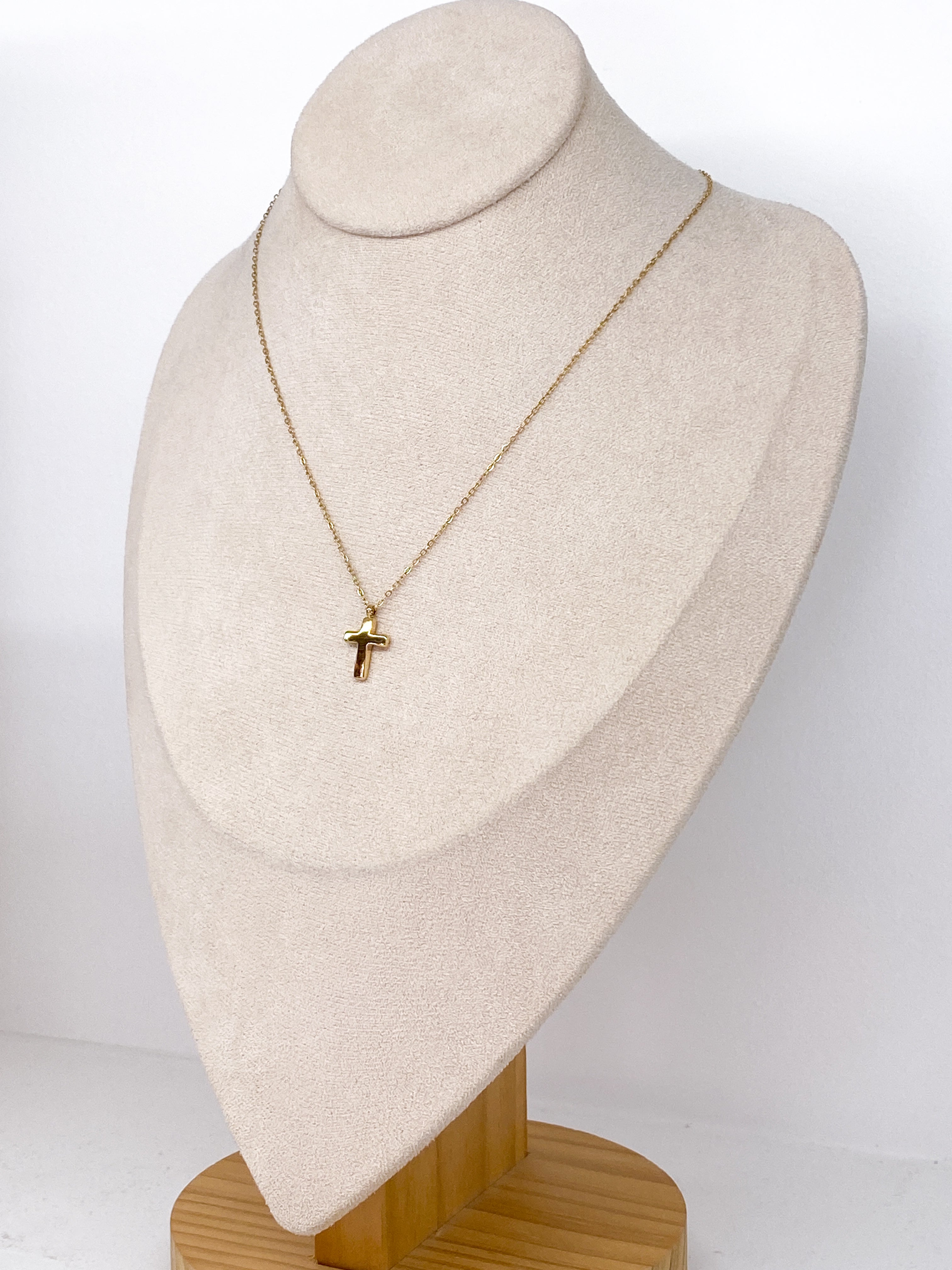 Collier fin en acier inoxydable avec croix lisse