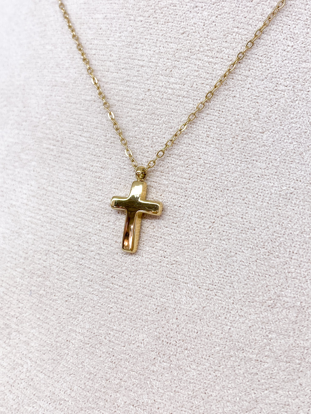 Collier fin en acier inoxydable avec croix lisse