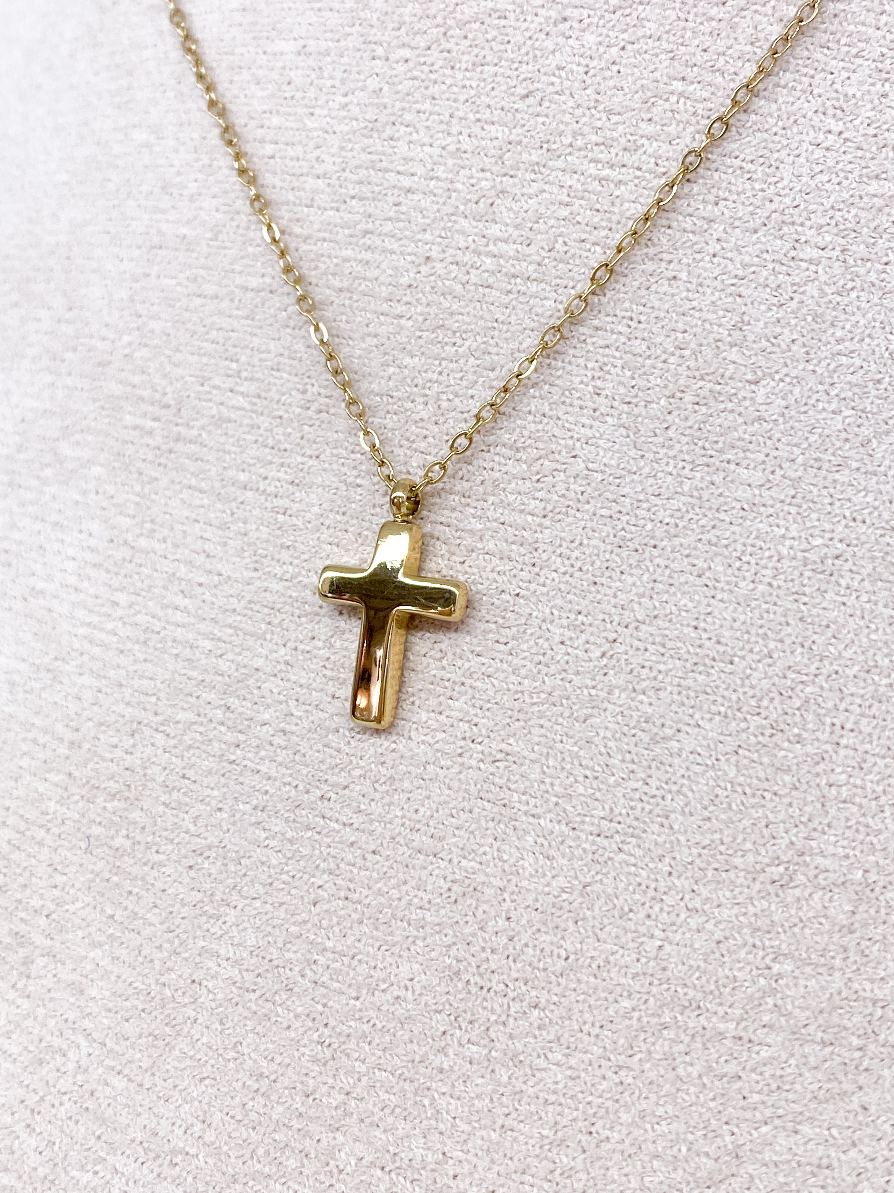 Collier fin en acier inoxydable avec croix lisse